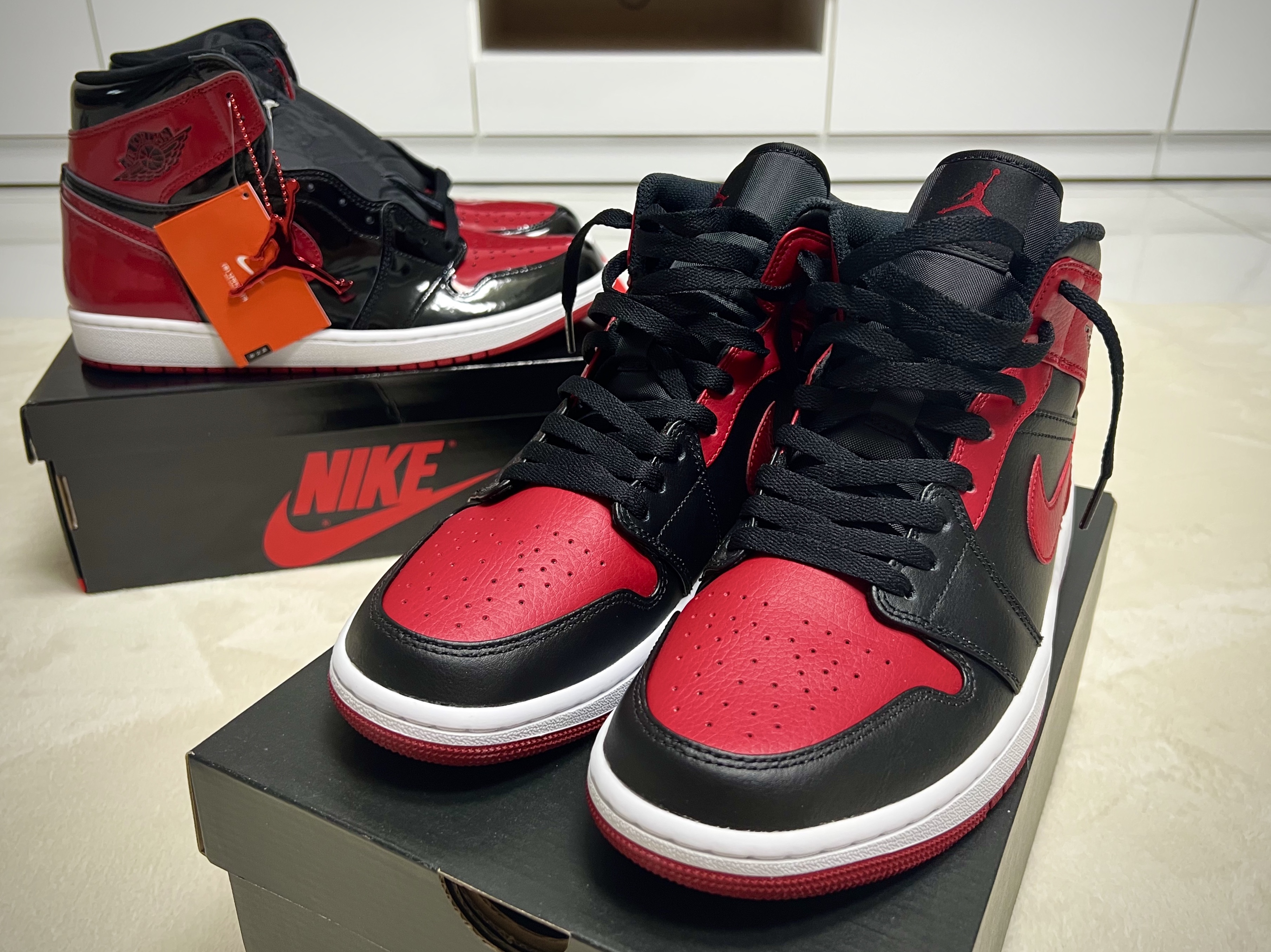 Jordan 1 Mid Bred Banned 2020, Jordan 1 Retro High OG Patent Bred 착용 스타일 - 1
