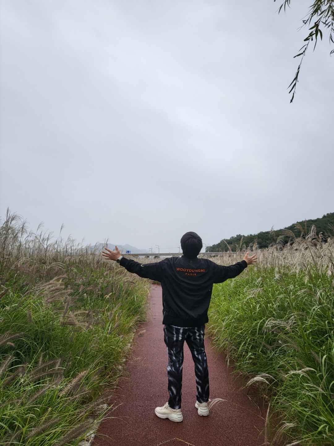 Nike x Fear of God AOP Pants Black, Gucci Rhyton Leather Sneakers Distressed Ivory 착용 스타일 - 2
