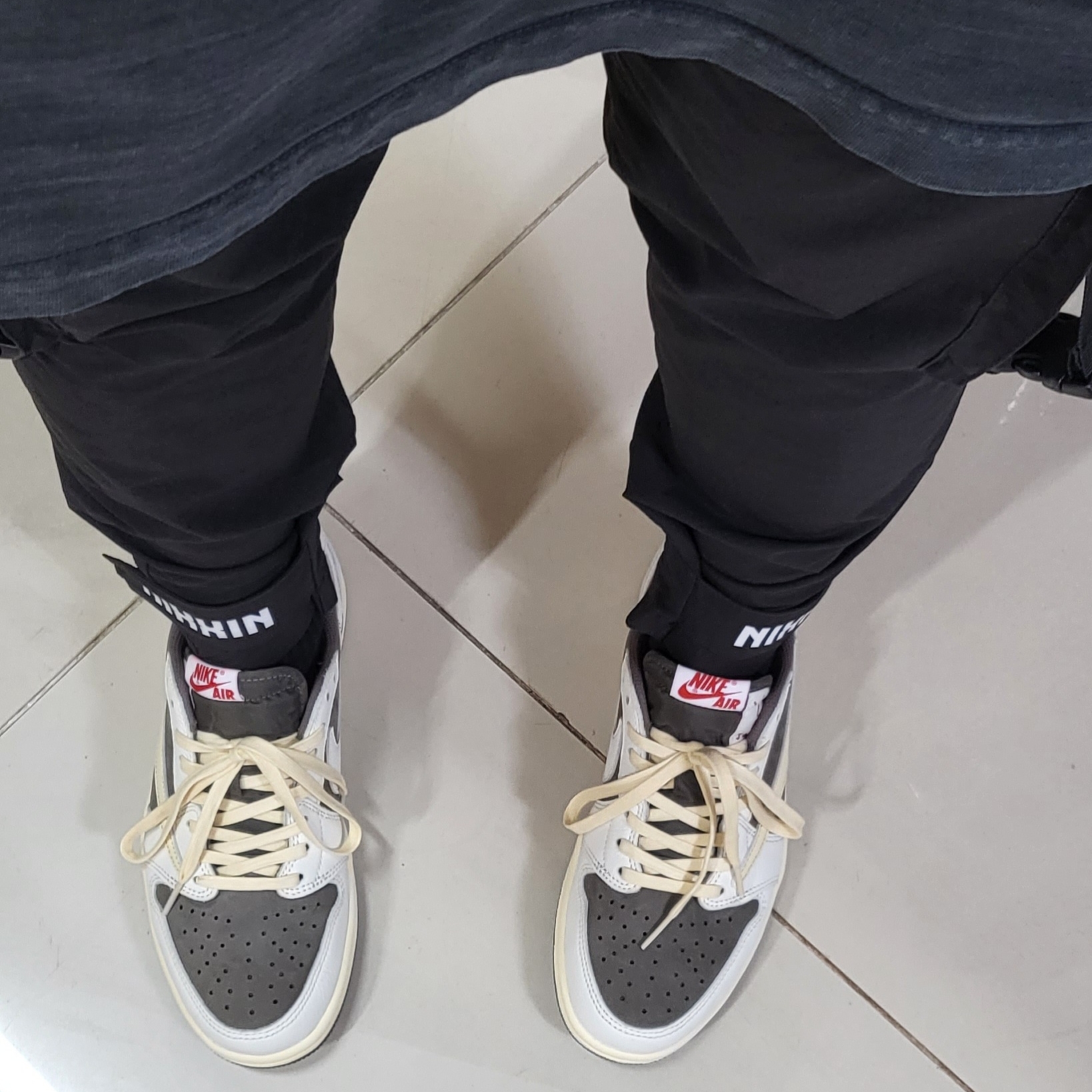 Jordan 1 x Travis Scott Retro Low OG SP Sail and Ridgerock 착용 스타일 - 3