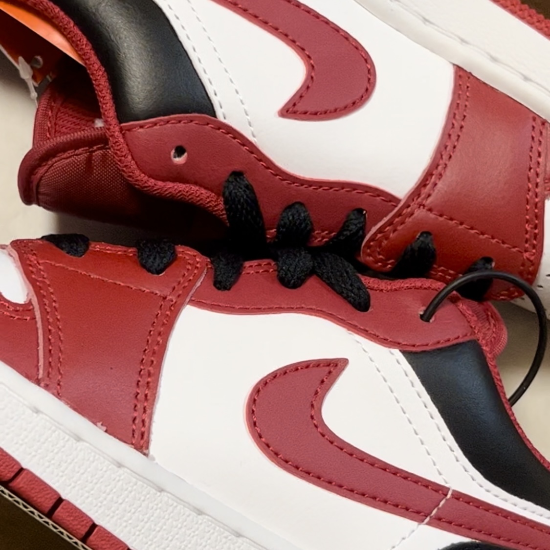 (GS) Jordan 1 Low White Gym Red Black 착용 스타일