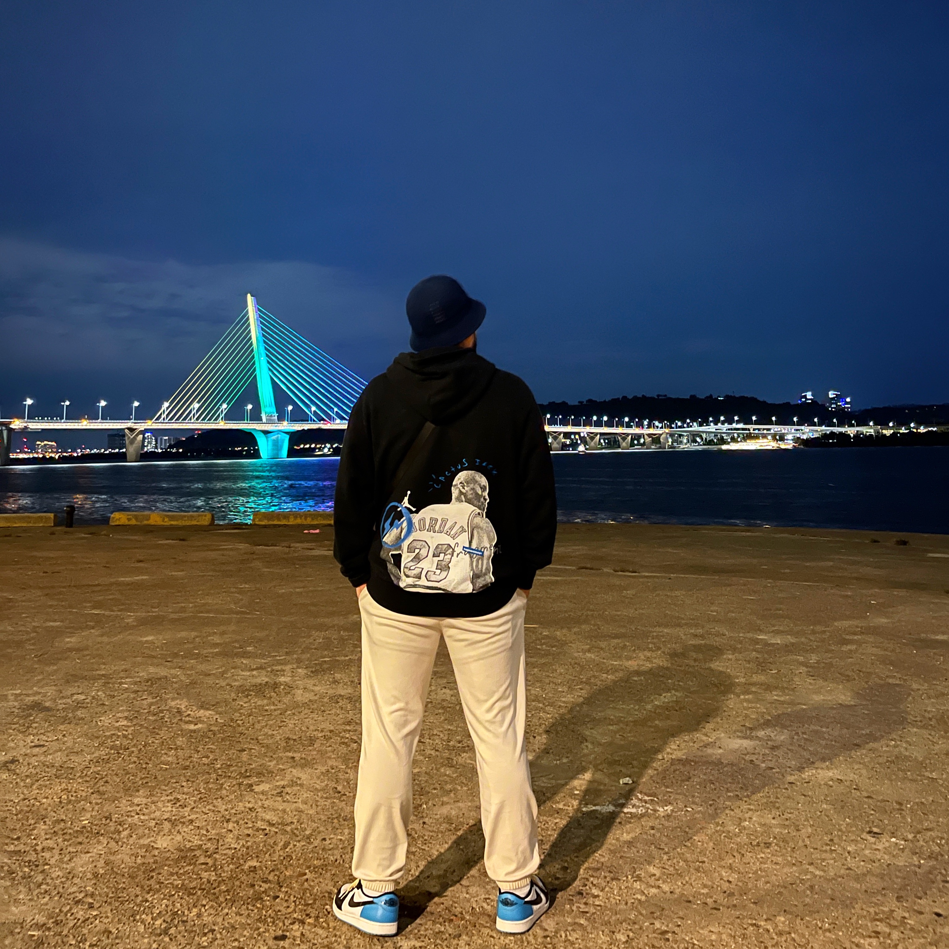 Jordan x Travis Scott x Fragment Hoodie Black (DJ0615-010), Jordan 1 Retro Low OG Black and Dark Powder Blue 착용 스타일