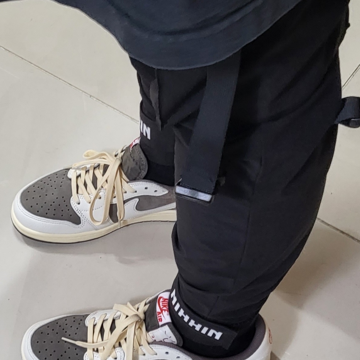 Jordan 1 x Travis Scott Retro Low OG SP Sail and Ridgerock 착용 스타일 - 4
