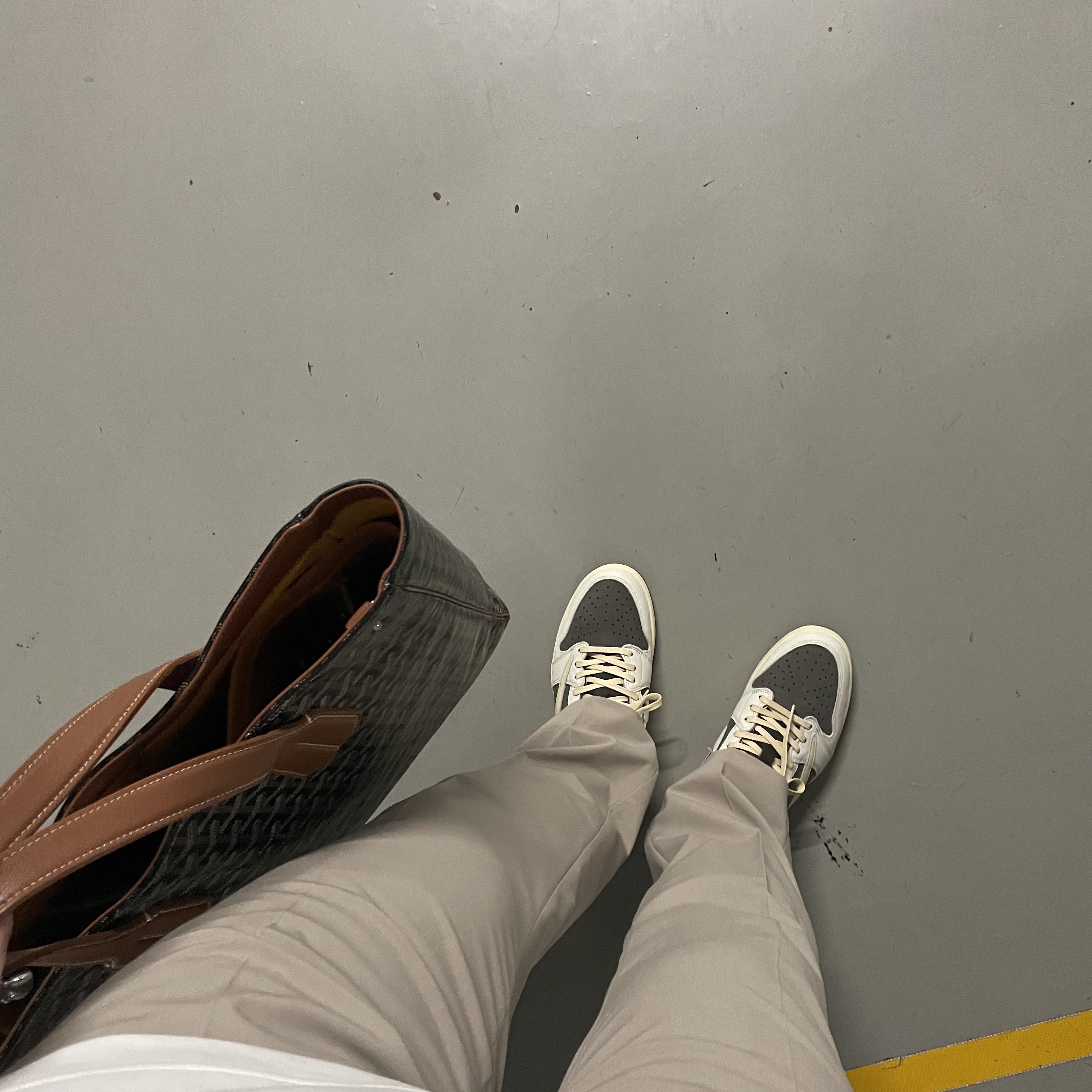 Jordan 1 x Travis Scott Retro Low OG SP Sail and Ridgerock, Louis Vuitton Keepall Bandouliere 55 Monogram Macassar 착용 스타일 - 3