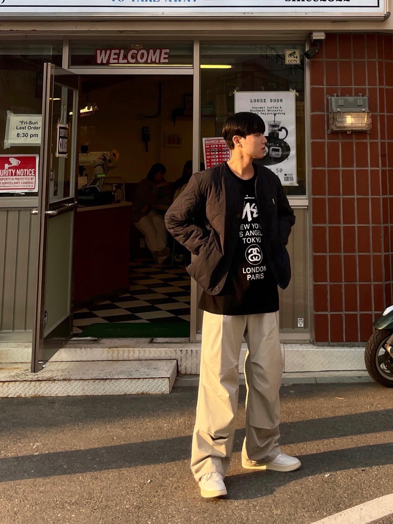 Stussy World Tour T-Shirt Black, Autry Medalist Low Leather Sneakers White 착용 스타일 - 1