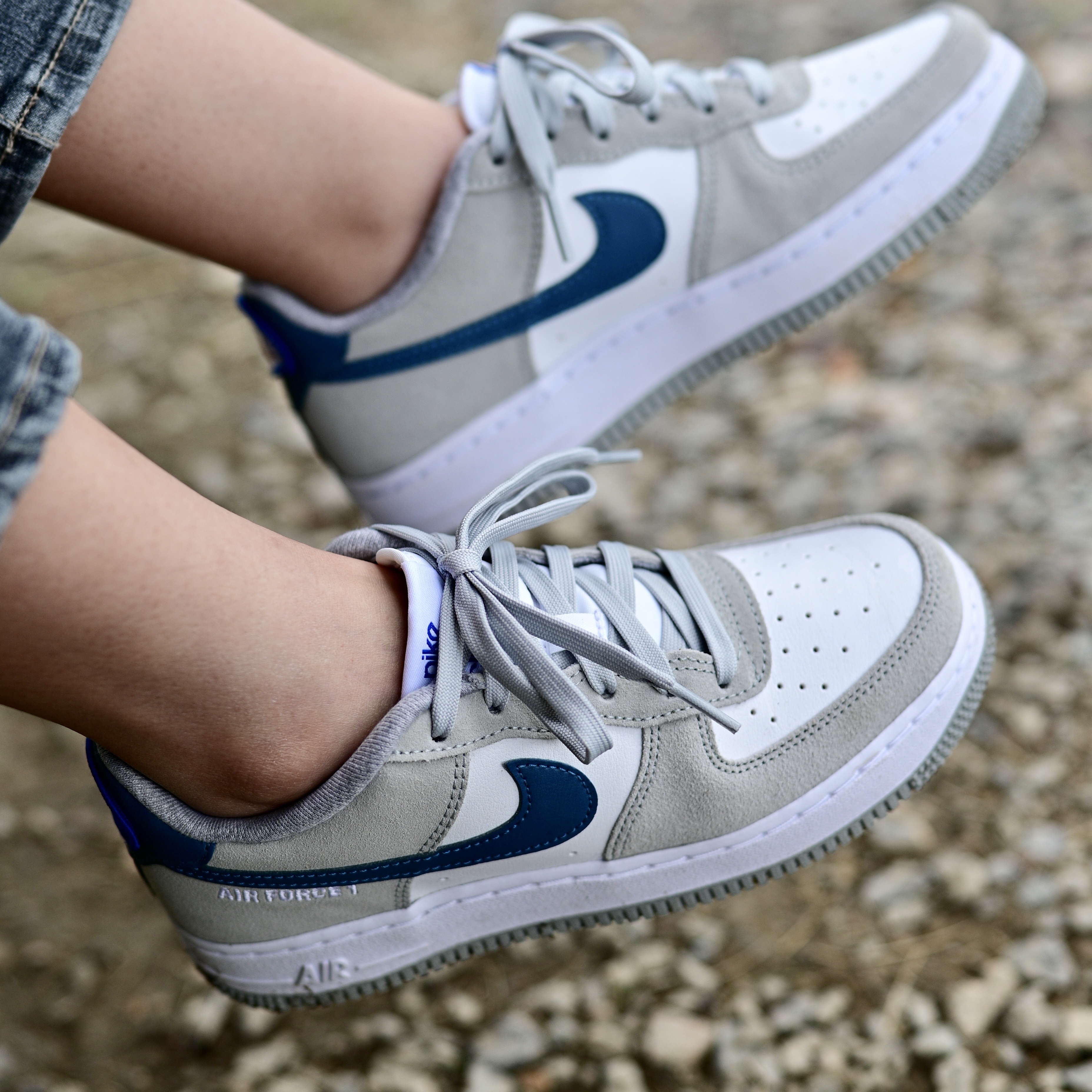 (GS) Nike Air Force 1 LV8 Athletic Club Light Smoke Grey Marina 착용 스타일