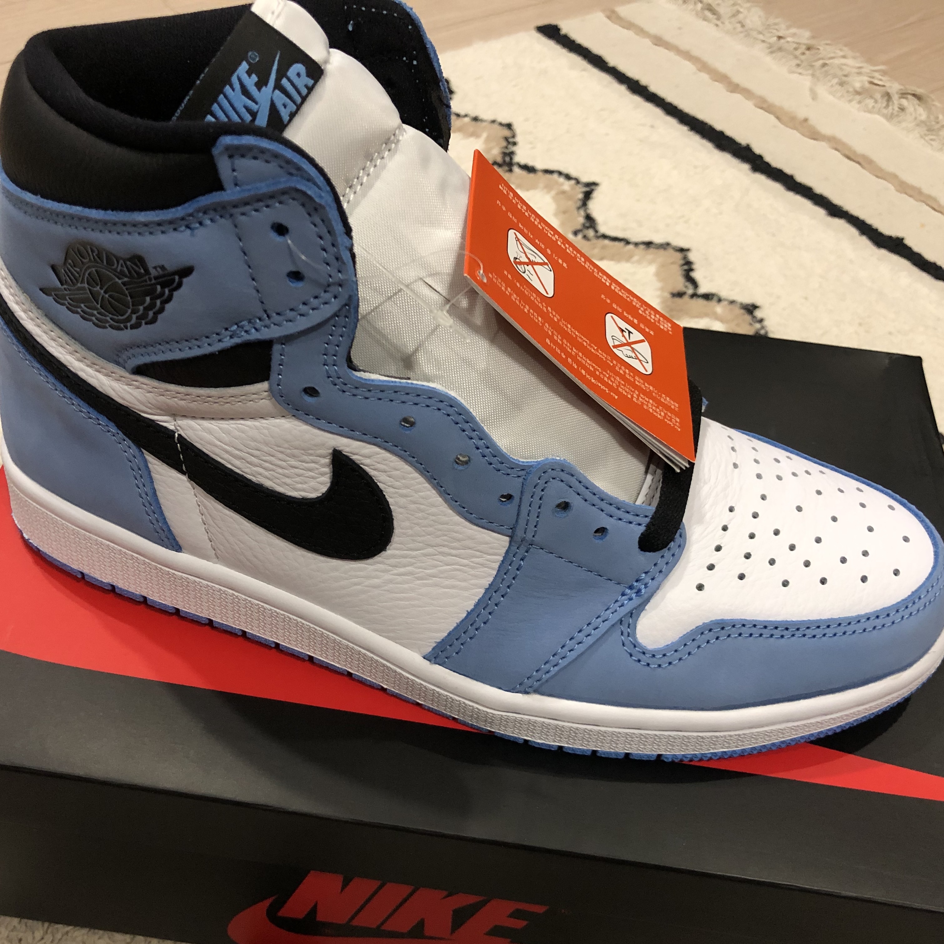 Jordan 1 Retro High OG University Blue 착용 스타일 - 1