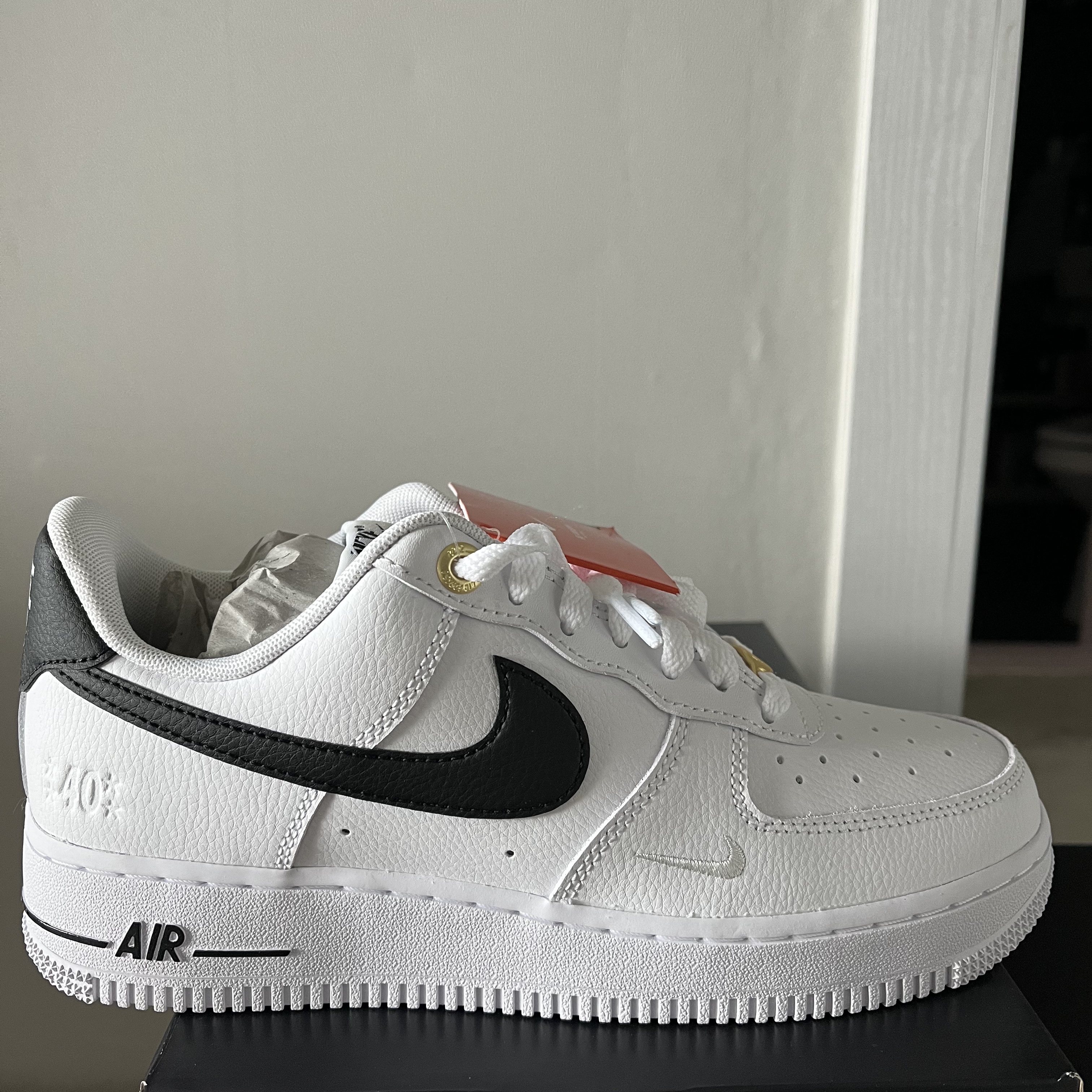 Nike Air Force 1 '07 LV8 40th Anniversary Join Forces White Black 착용 스타일 - 1
