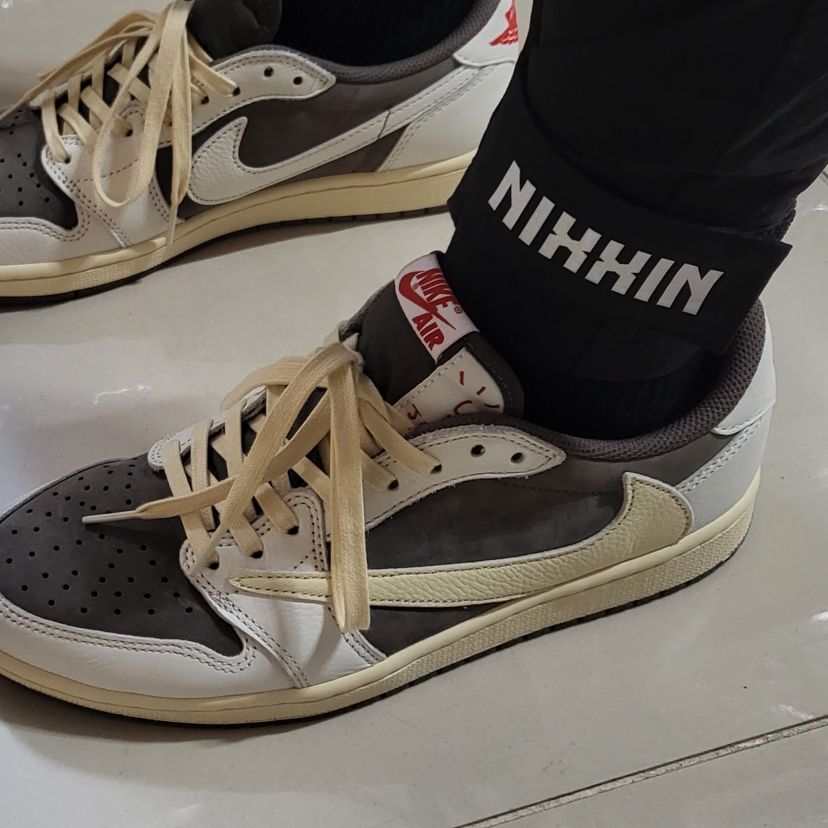 Jordan 1 x Travis Scott Retro Low OG SP Sail and Ridgerock 착용 스타일 - 2