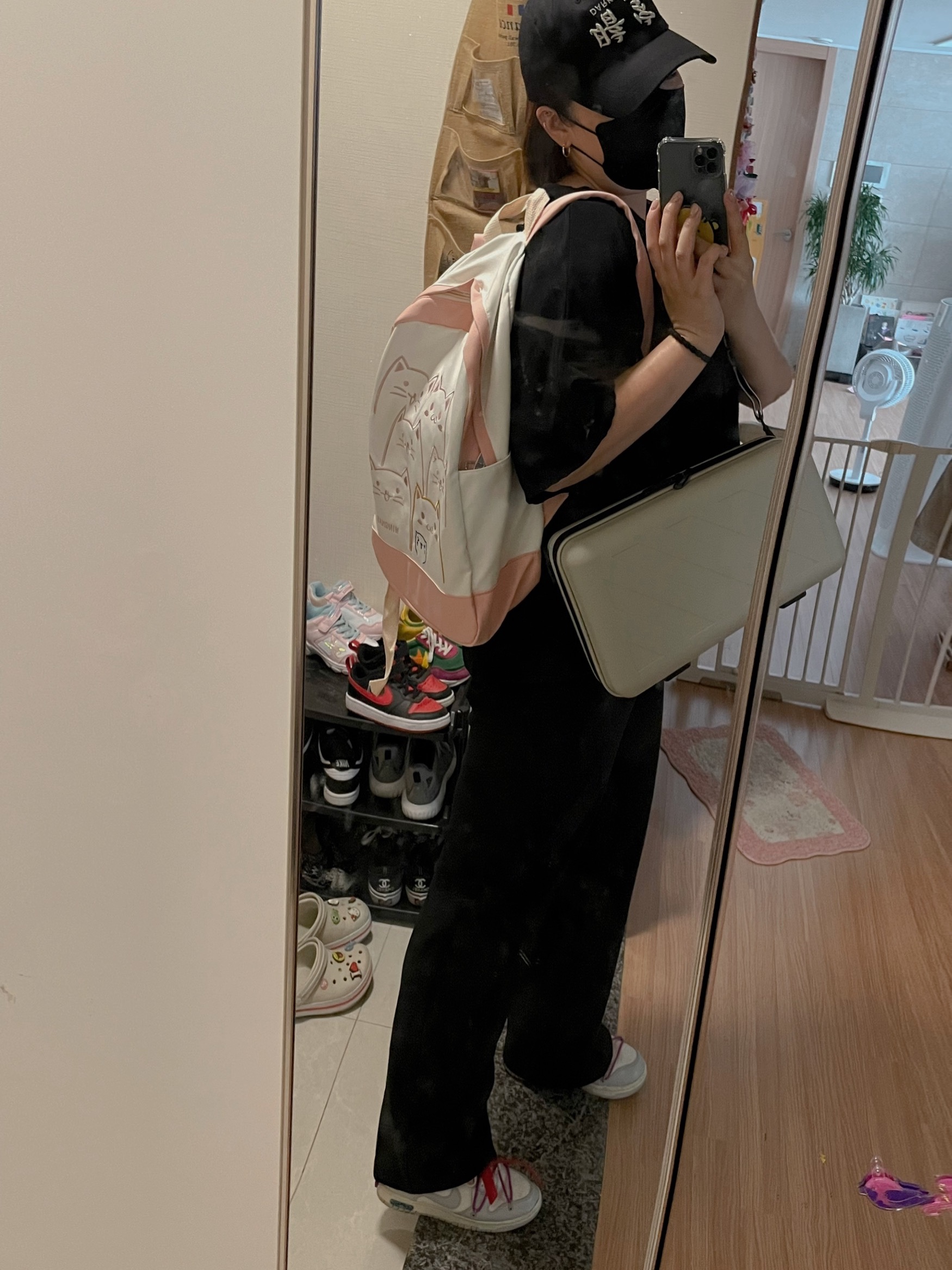 Darkr8m Studio Upside Down Silver Logo Cap, Off-White x Amore Pacific Protection Box (Without Cosmetics) 착용 스타일 - 2