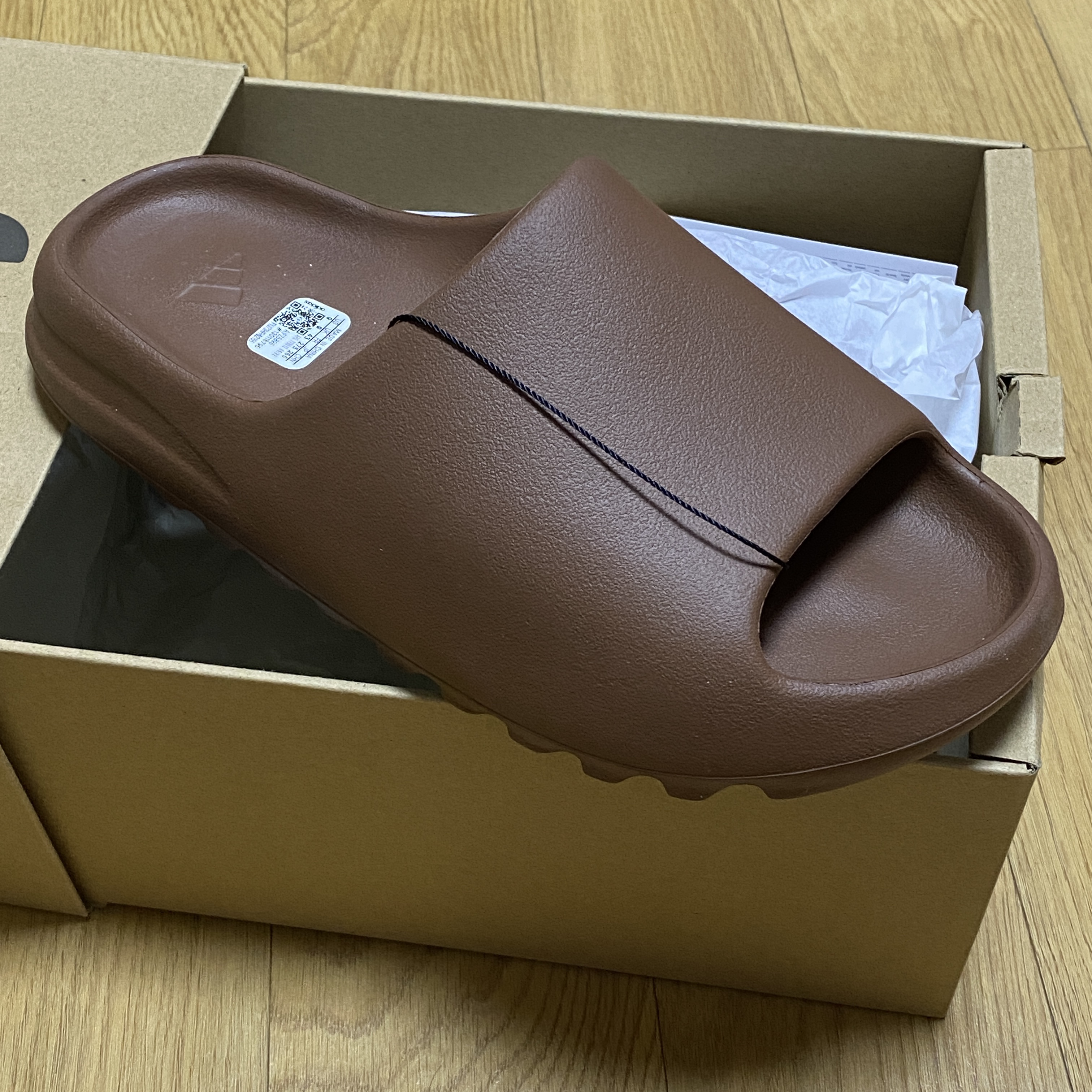 Adidas Yeezy Slide Flax 착용 스타일 - 1