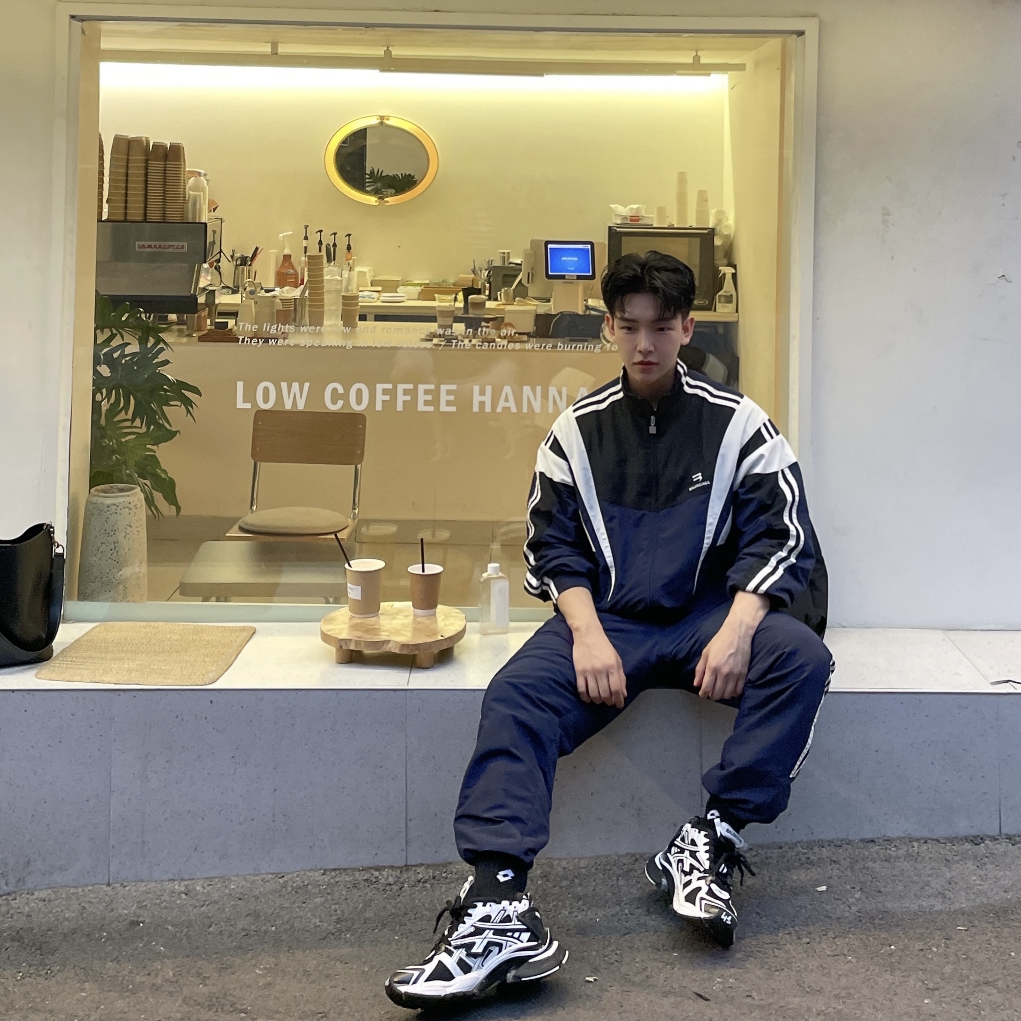 Balenciaga Runner Sneakers Black White 착용 스타일 - 2