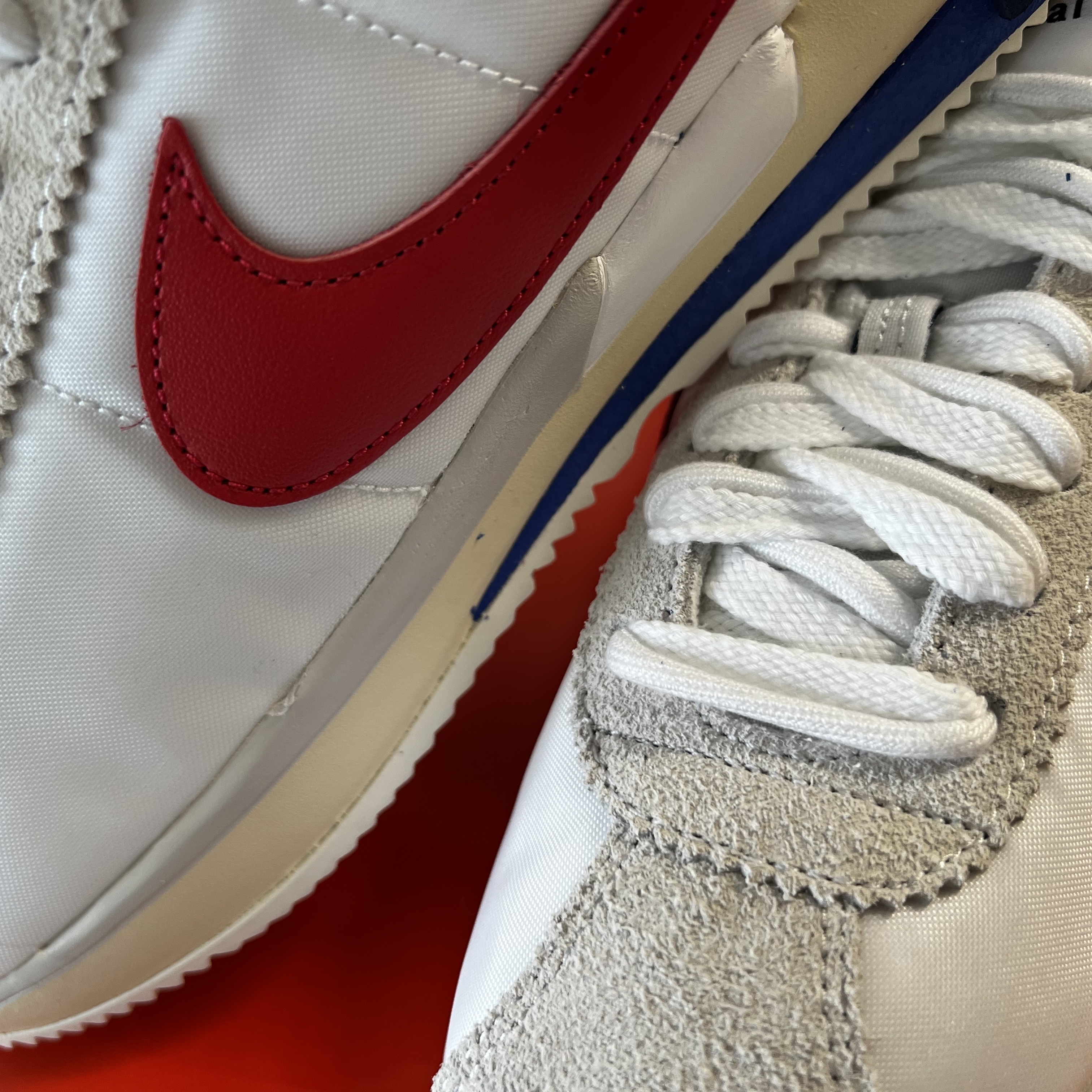 Nike x Sacai Zoom Cortez SP White and University Red 착용 스타일 - 1