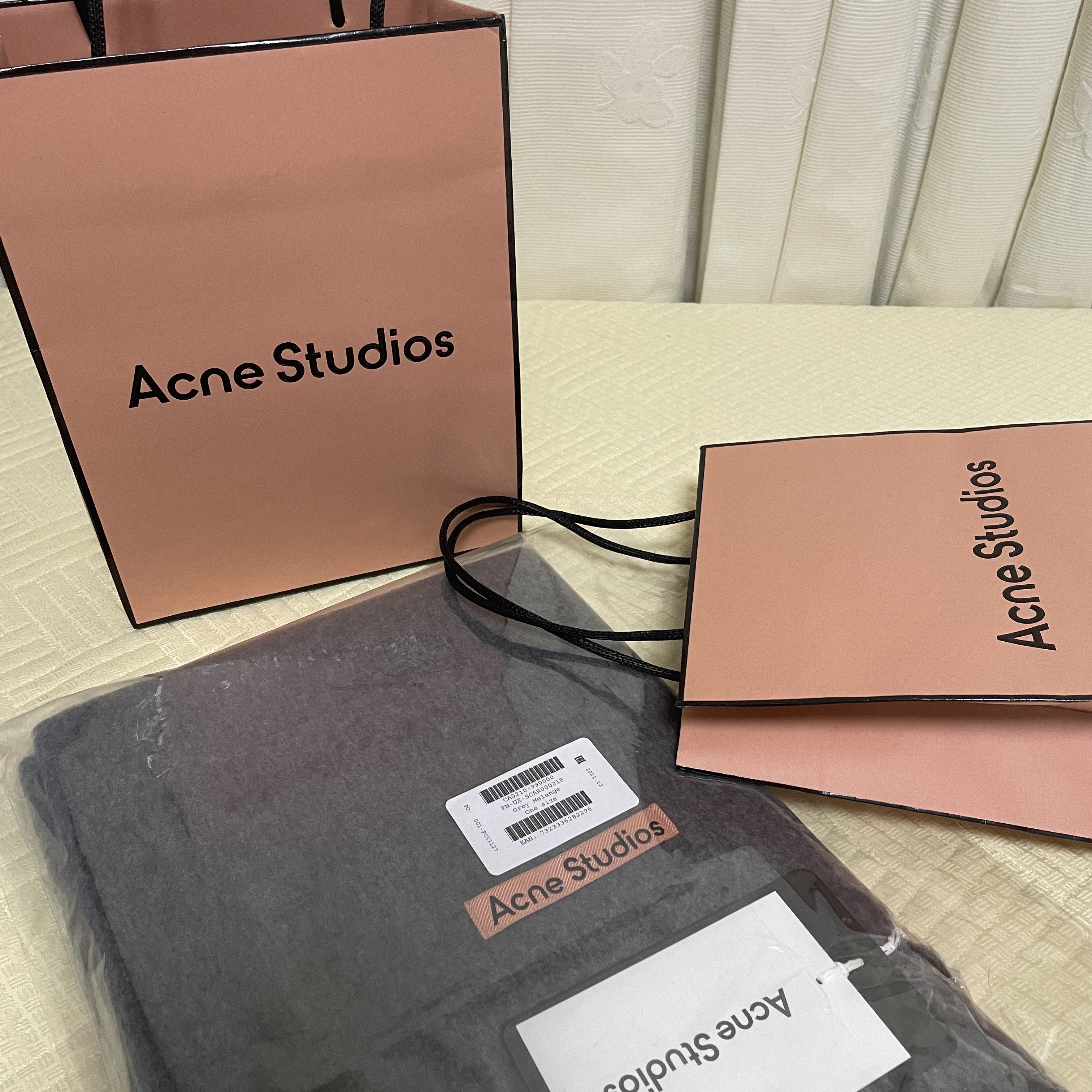Acne Studios Narrow Wool Fringe Muffler Grey Melange 착용 스타일