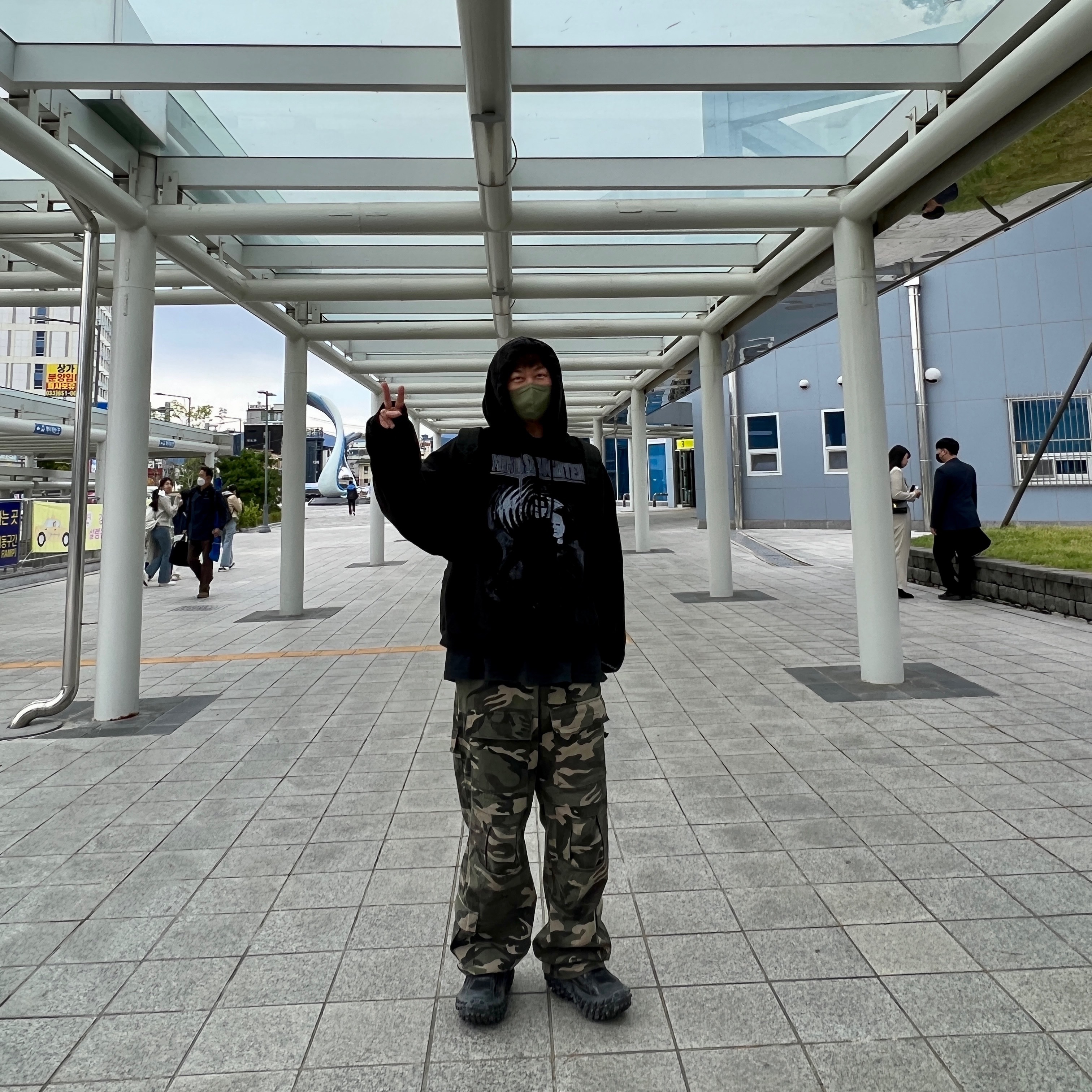 Balenciaga Defender Sneakers Black 착용 스타일 - 1