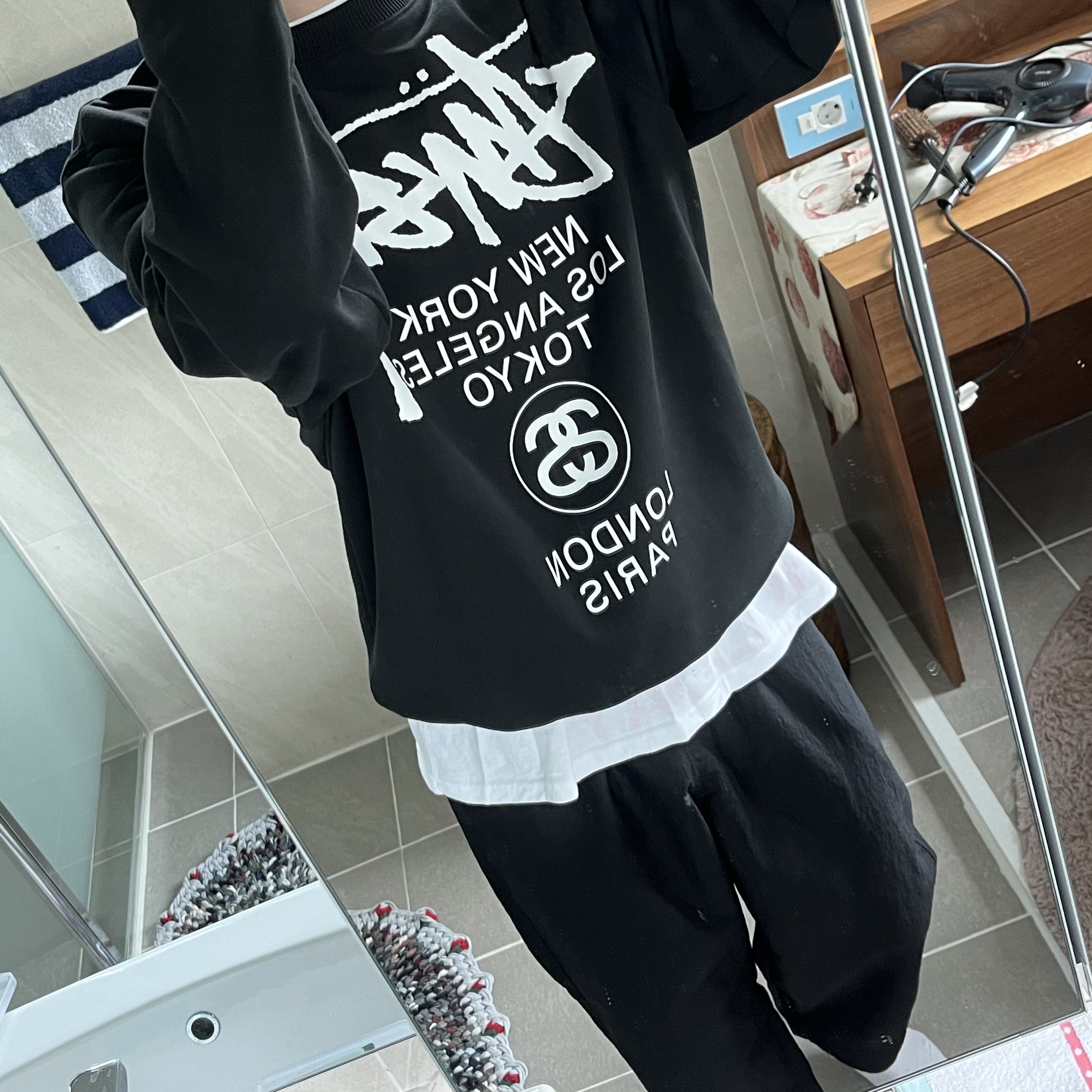 Stussy World Tour Crew Black 2021 착용 스타일 - 2