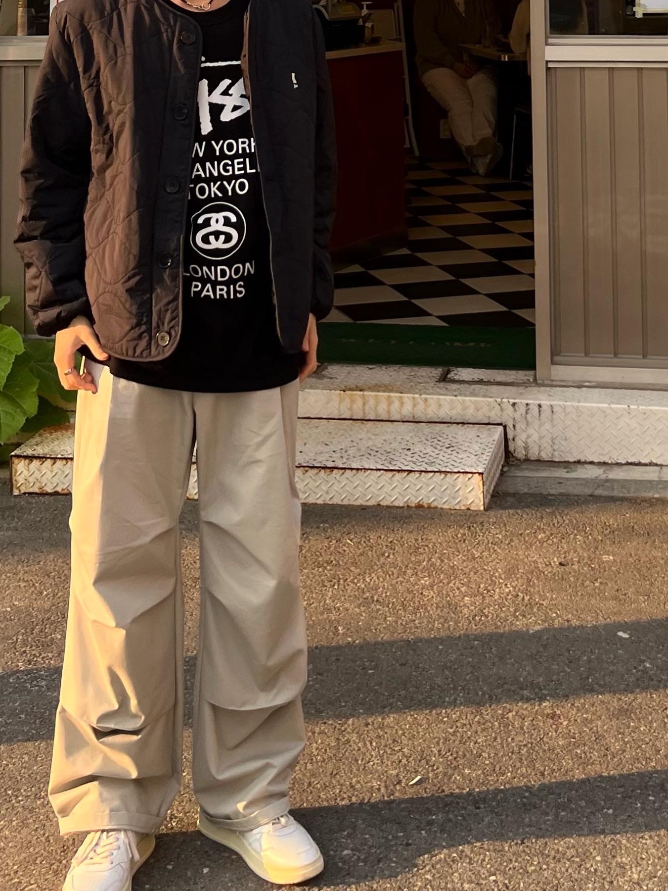 Stussy World Tour T-Shirt Black, Autry Medalist Low Leather Sneakers White 착용 스타일 - 4