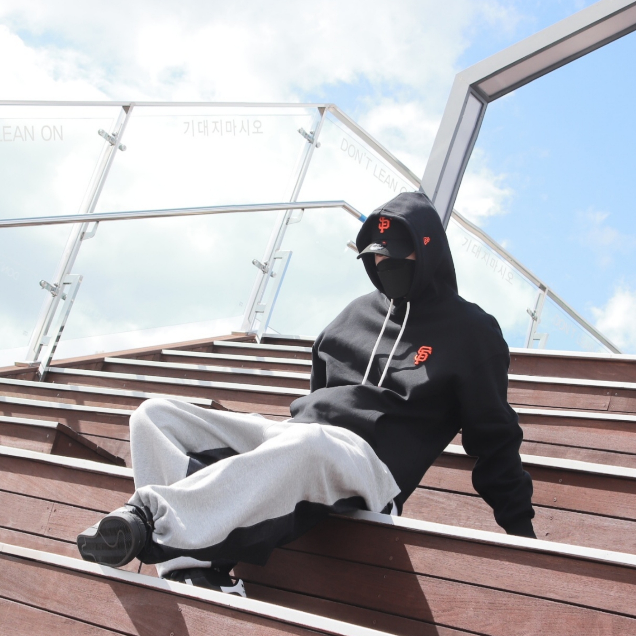 Adidas Superstar Core Black White 착용 스타일 - 2