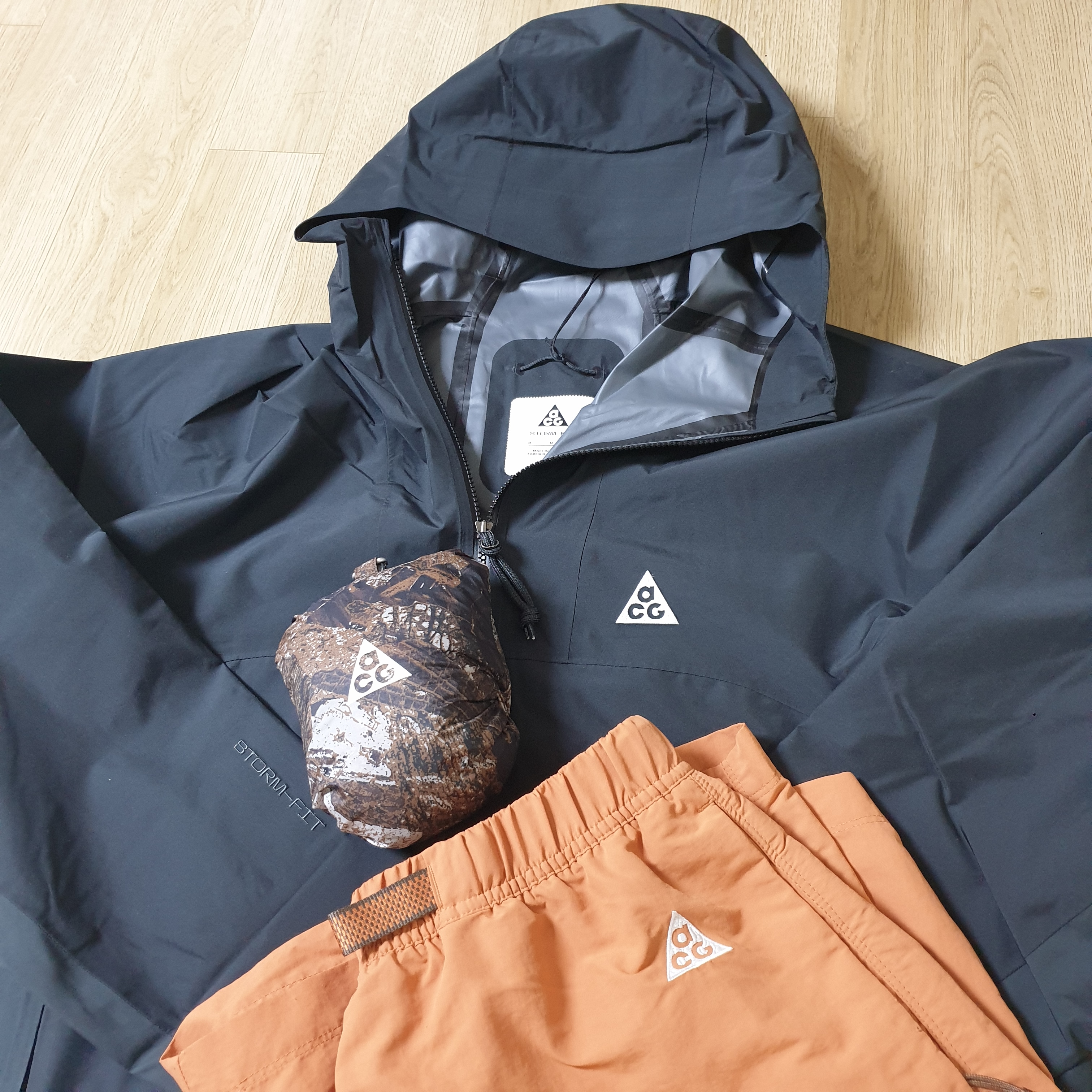 Nike ACG Storm-Fit ADV Cascade Rains Full Zip Shell Jacket Off Noir - Asia, Nike NRG ACG Trail Shorts Rust Oxide - Asia 착용 스타일 - 2