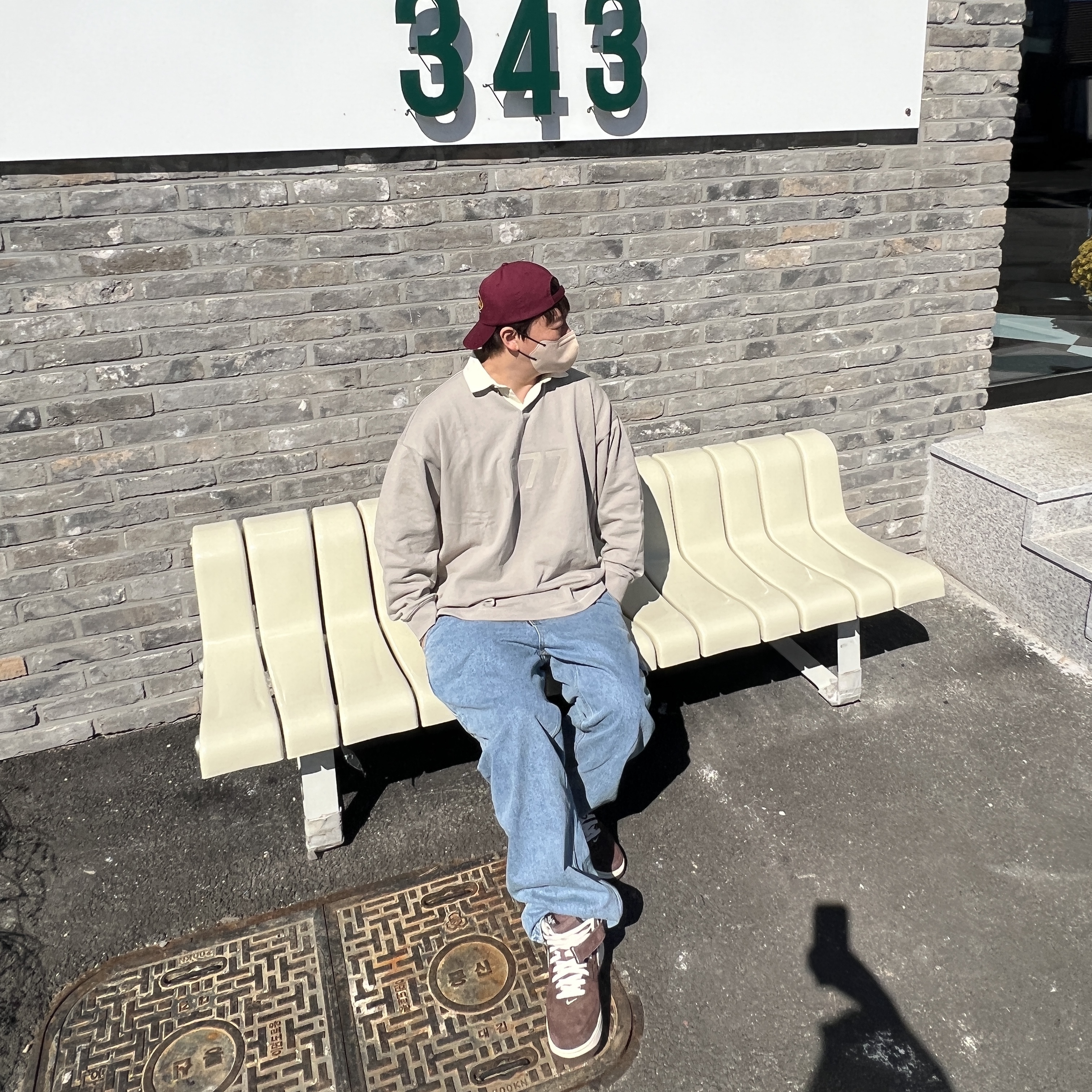 Essentials 1977 Henley Rugby Long Sleeve Polo Smoke - 22FW, Nike Air Force 1 Mid '07 QS Chocolate 착용 스타일 - 2