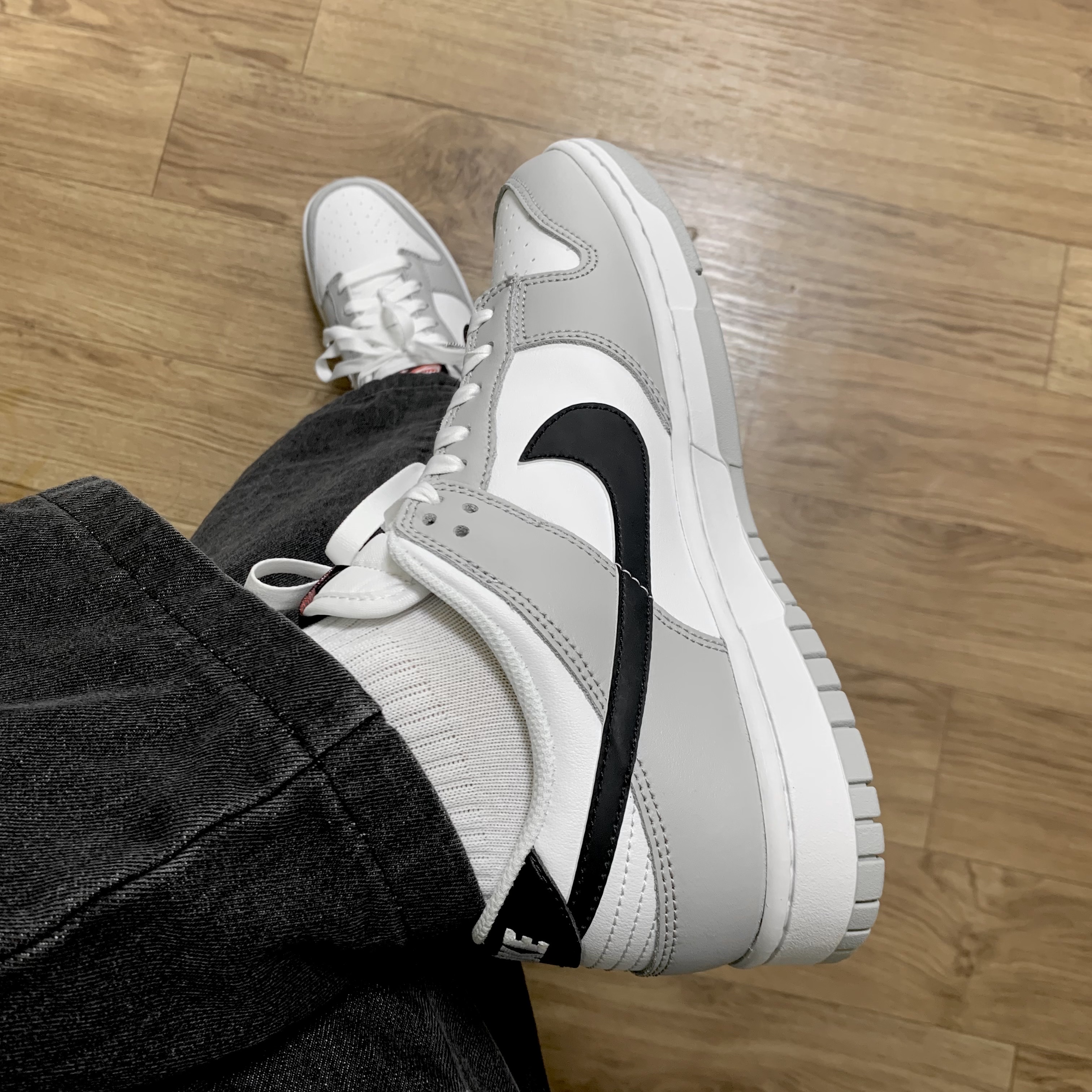 Nike Dunk Low Retro SE Jackpot Grey Fog 착용 스타일 - 1