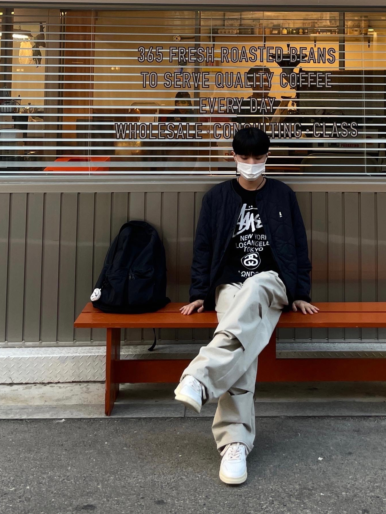 Stussy World Tour T-Shirt Black, Autry Medalist Low Leather Sneakers White 착용 스타일 - 3