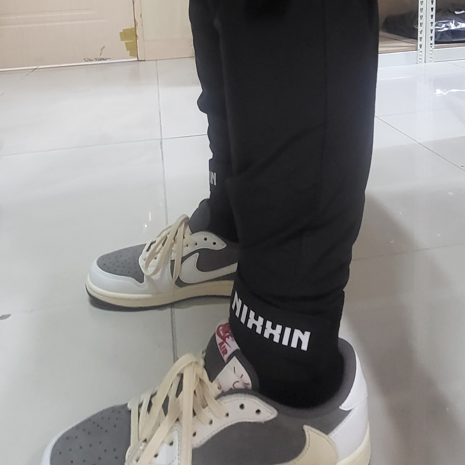 Jordan 1 x Travis Scott Retro Low OG SP Sail and Ridgerock 착용 스타일 - 1