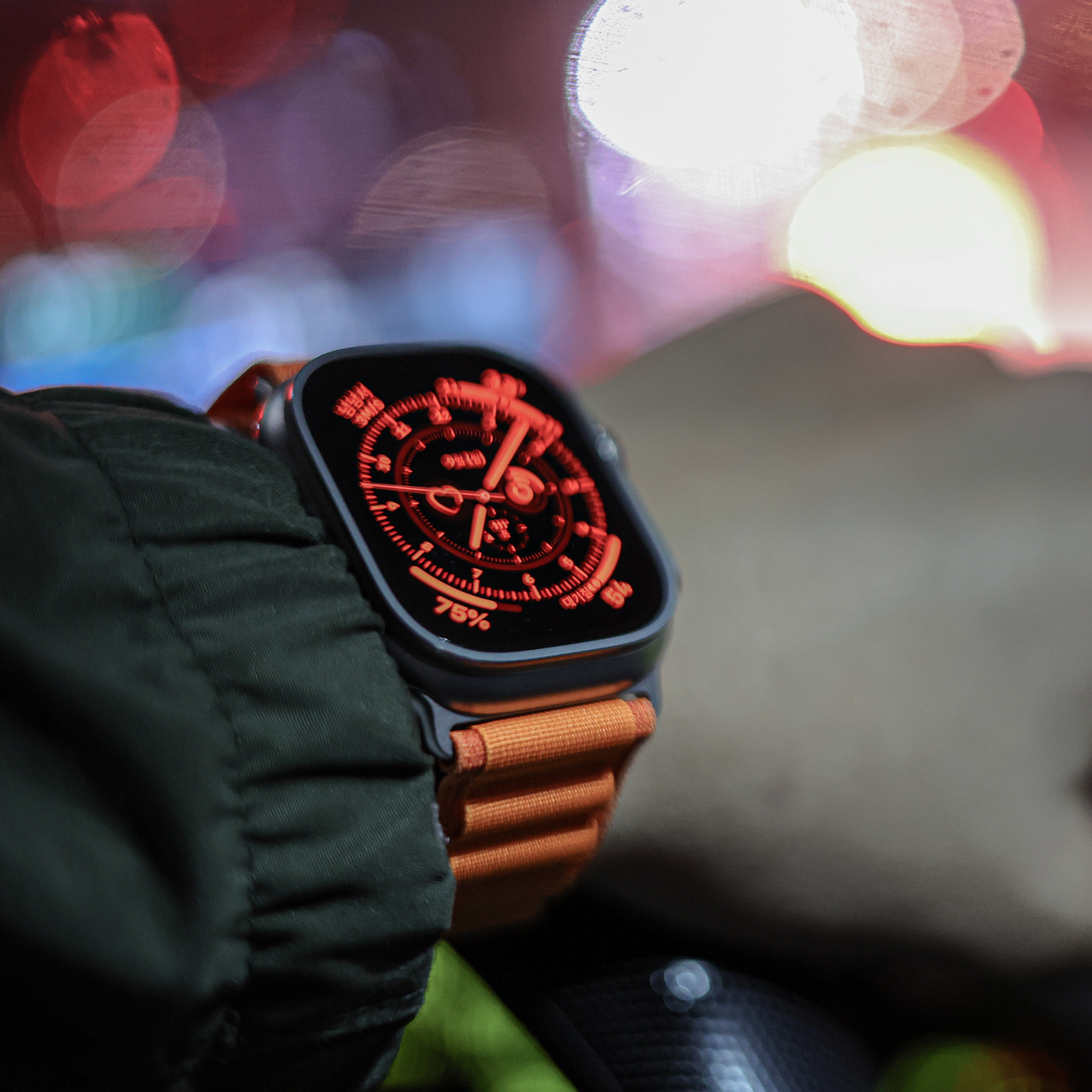 Apple Watch Ultra 49mm Titanium Case with L Alpine Loop Orange (Korean Ver.) 착용 스타일