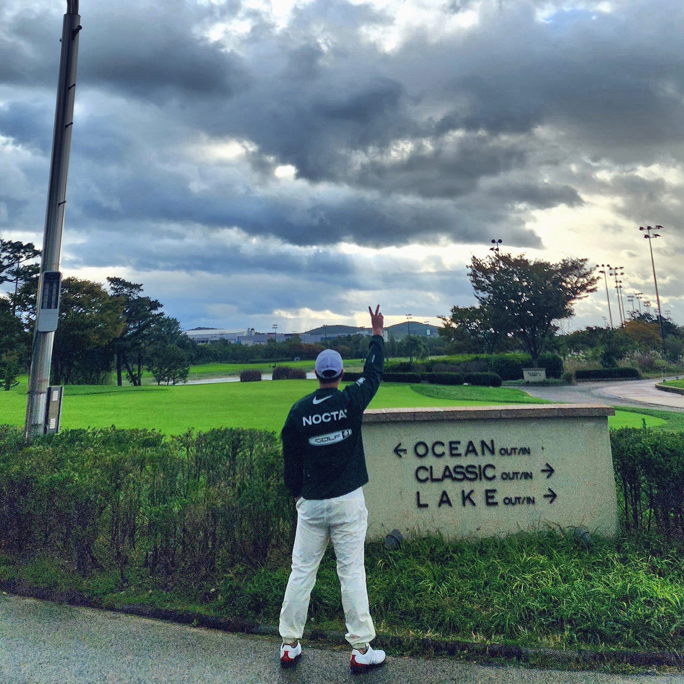 Nike x Drake Nocta Golf Pants Sail - Asia, Nike x Drake Nocta Golf Crewneck Top Green - Asia 착용 스타일