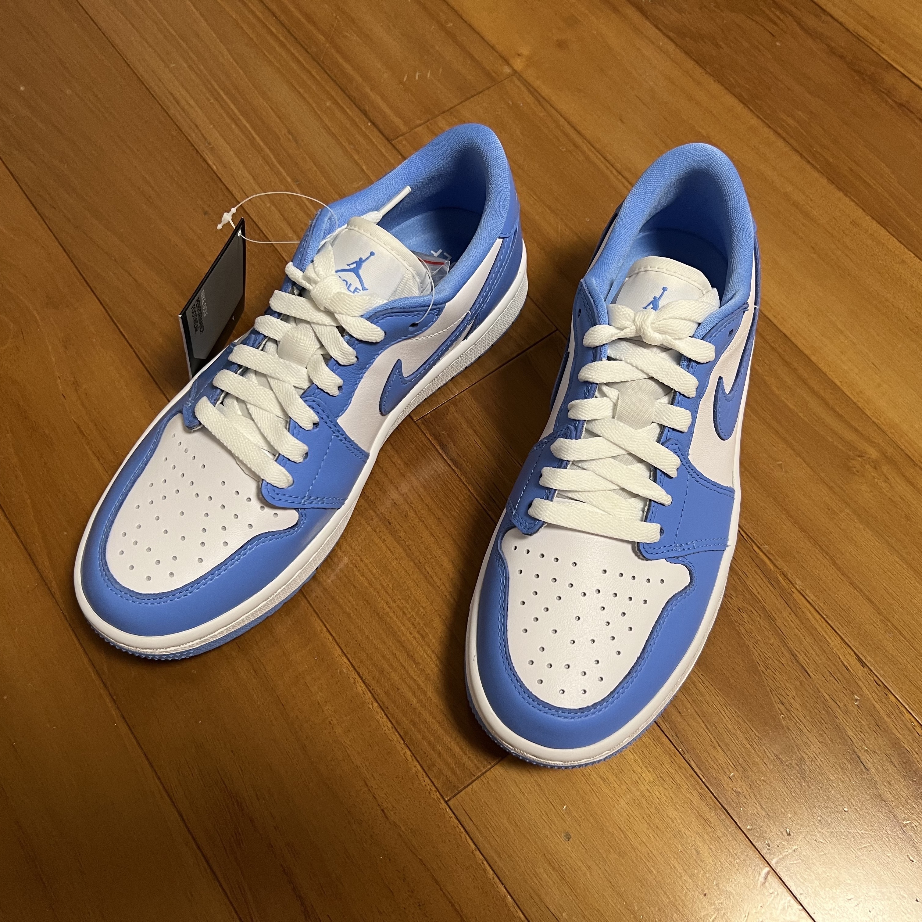 Jordan 1 Low Golf White and University Blue 착용 스타일 - 1