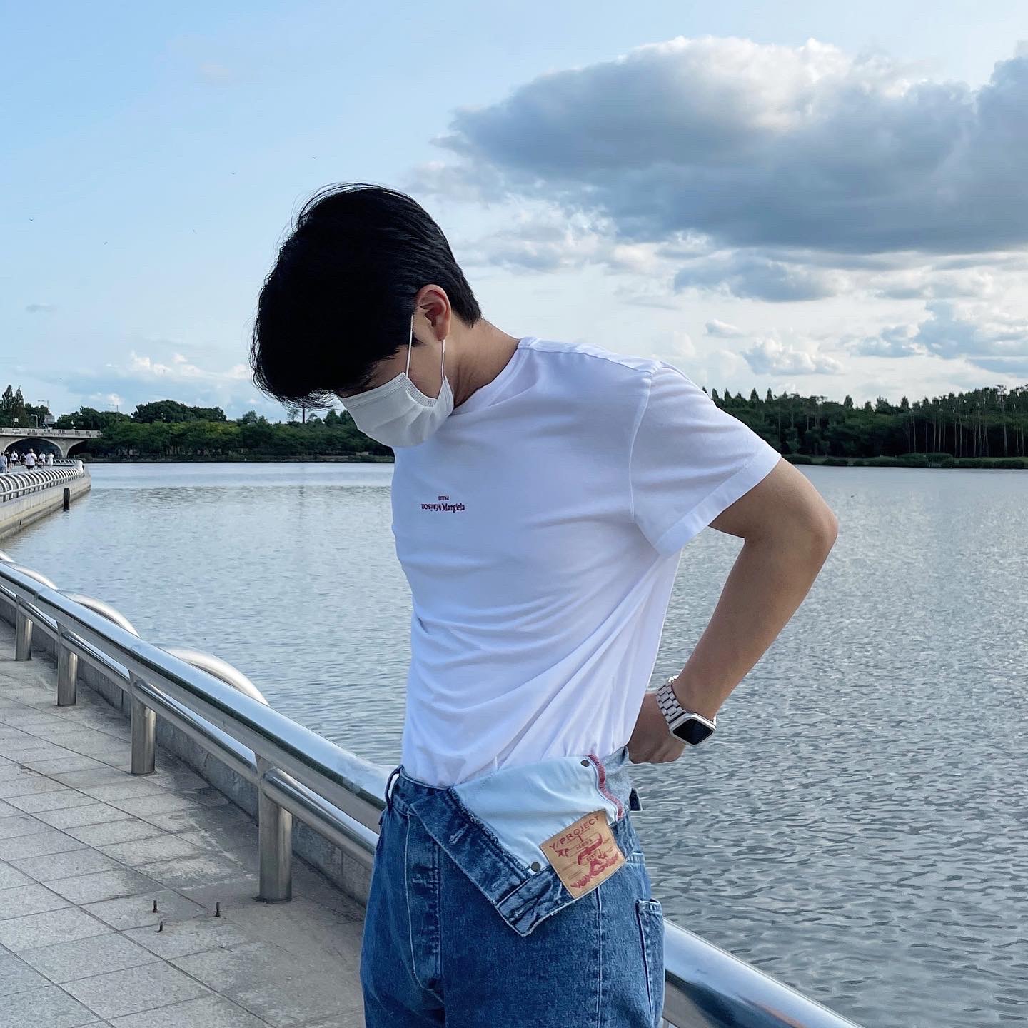 Maison Margiela Distorted Logo T-Shirt White, Converse Chuck 70 High Vintage Canvas White 착용 스타일 - 3