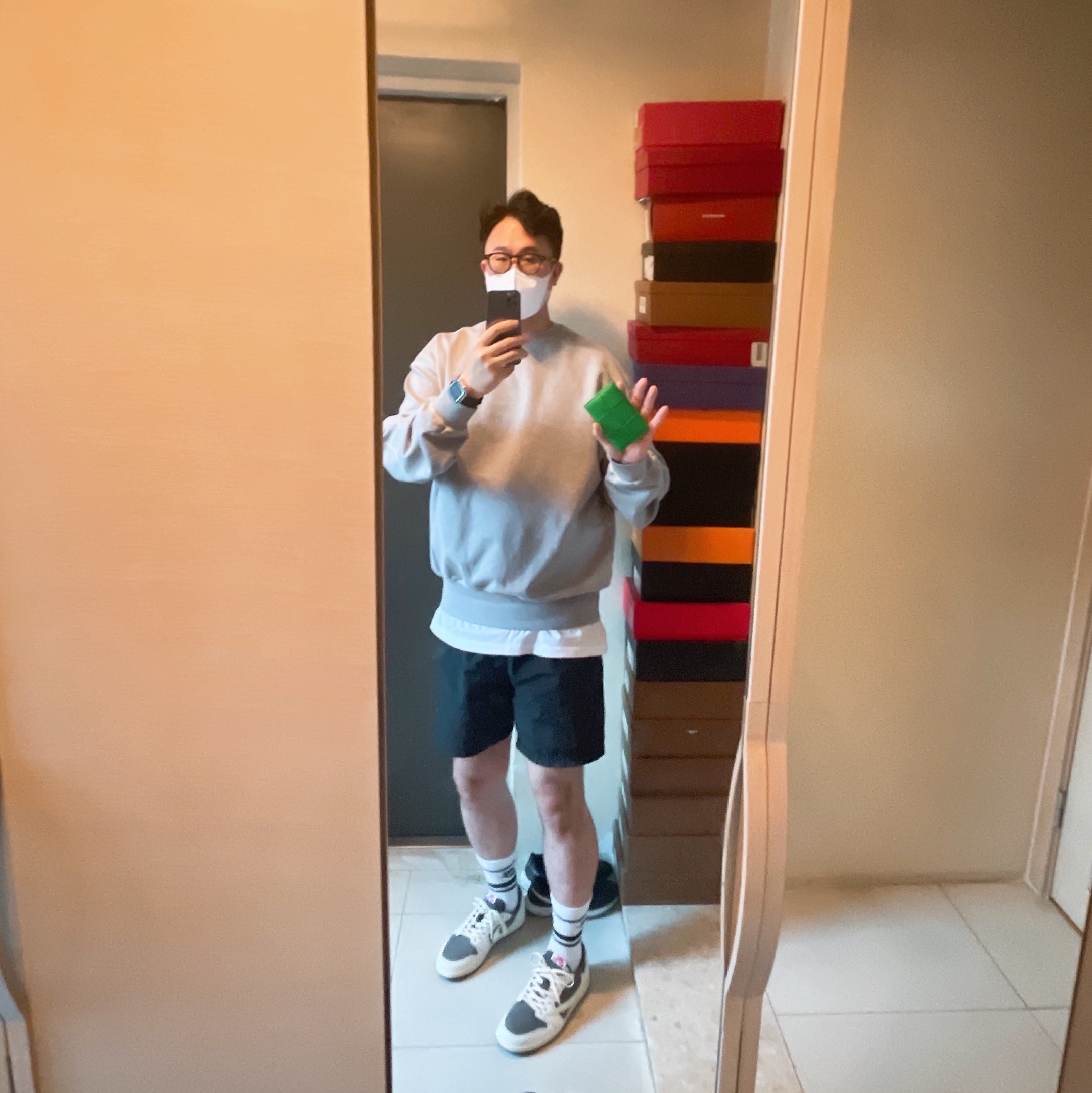 Jordan 1 x Travis Scott Retro Low OG SP Sail and Ridgerock, Louis Vuitton Keepall Bandouliere 55 Monogram Macassar 착용 스타일 - 2