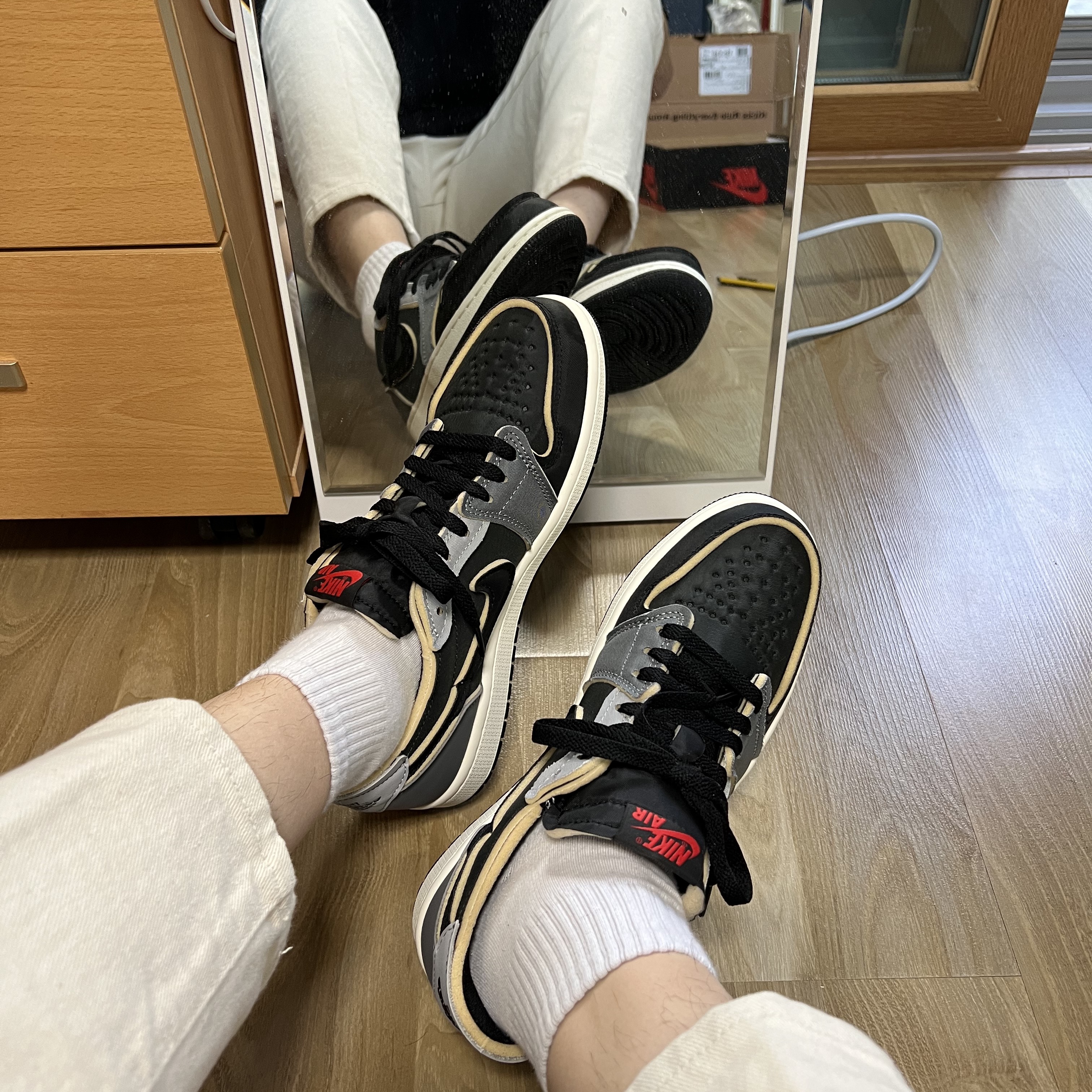 Jordan 1 Retro Low OG EX Black and Smoke Grey 착용 스타일 - 2