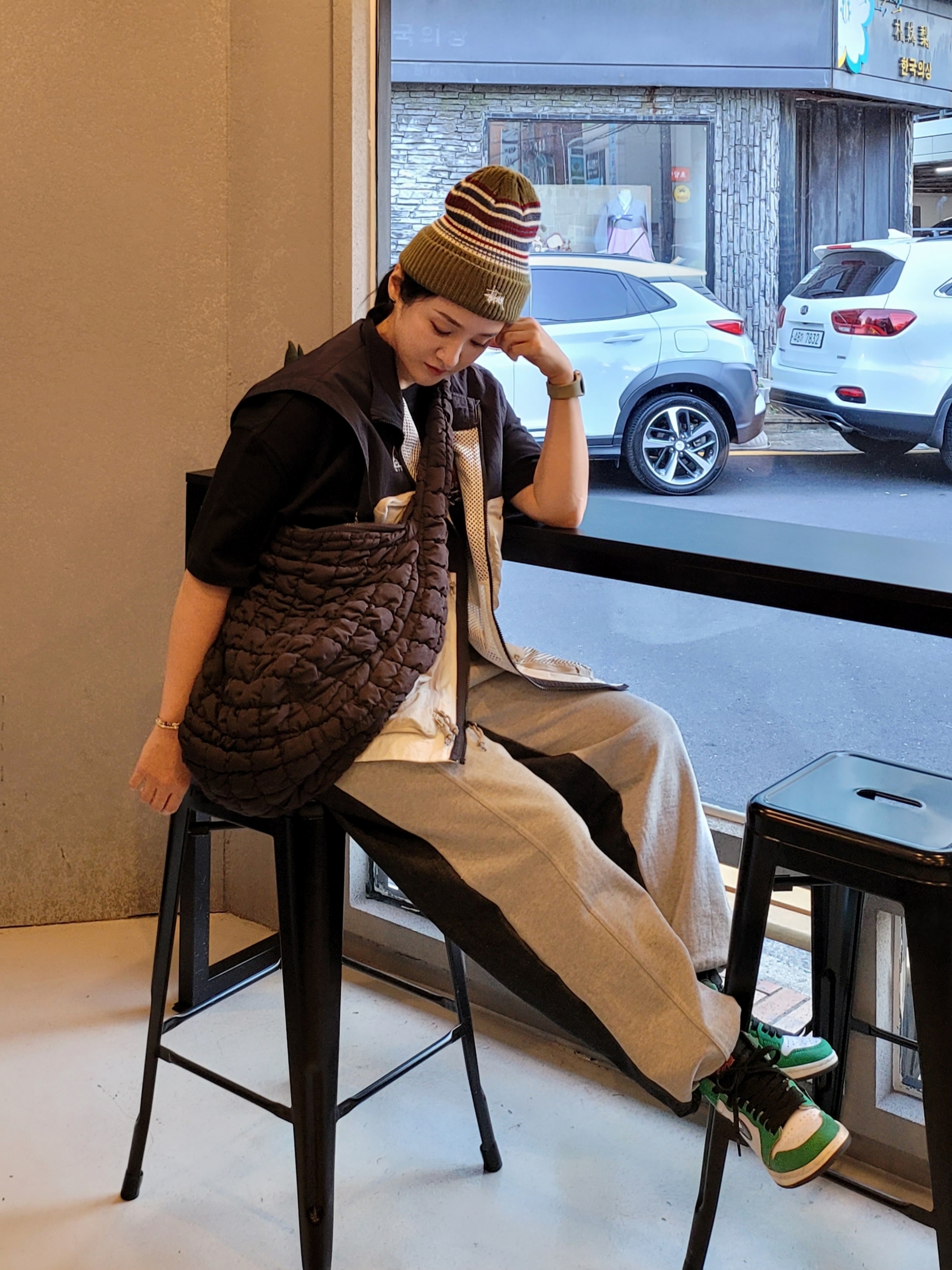 (W) Jordan 1 Retro High OG Lucky Green, COS Quilted Oversized Shoulder Bag Brown 착용 스타일 - 3