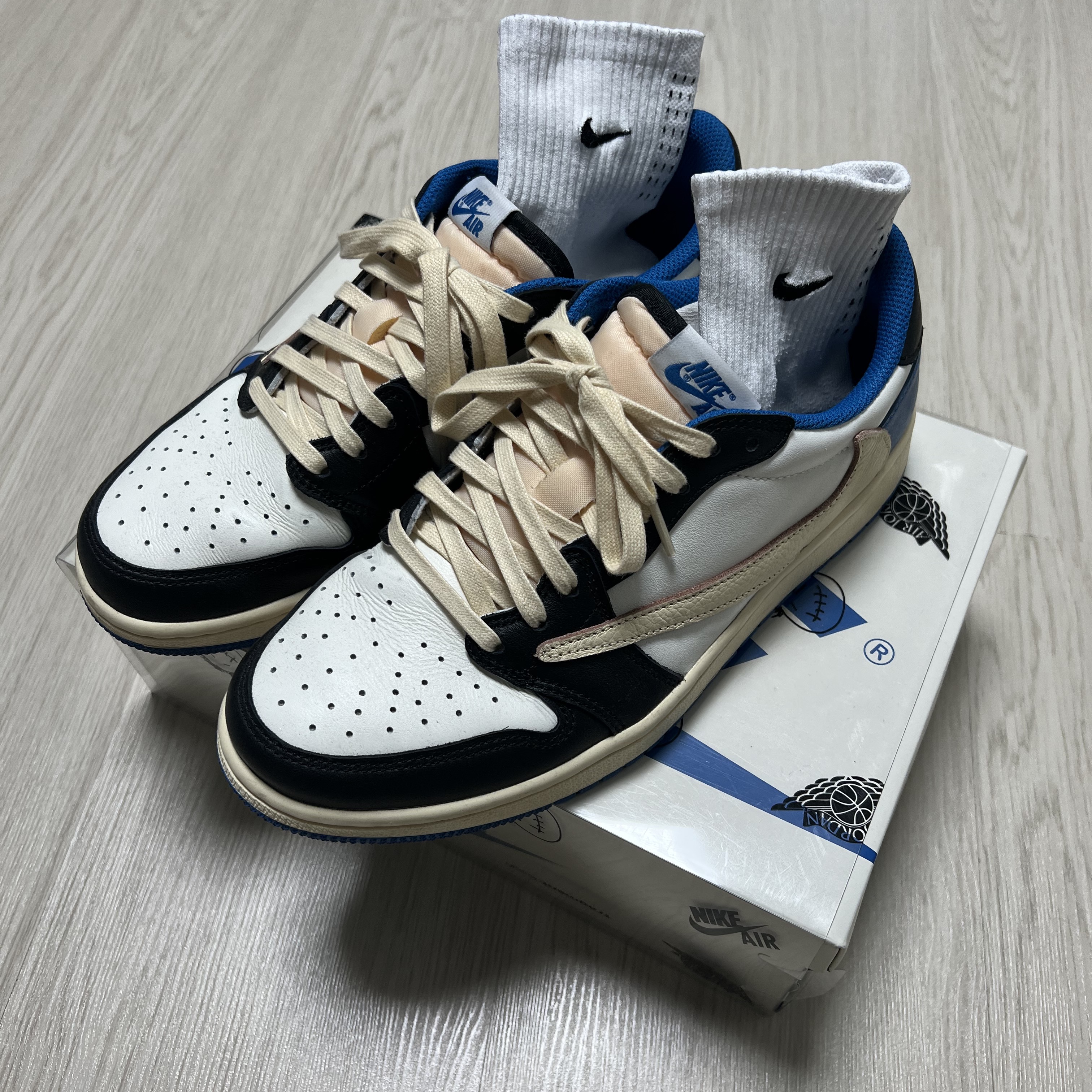 Jordan 1 x Travis Scott x Fragment Retro Low OG SP Military Blue 착용 스타일 - 1