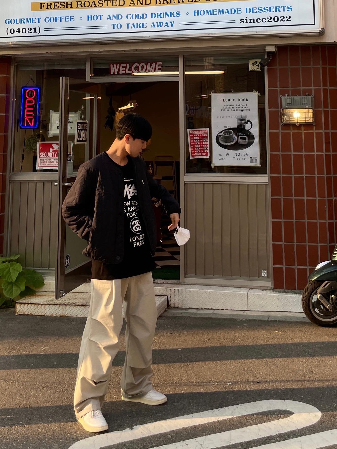 Stussy World Tour T-Shirt Black, Autry Medalist Low Leather Sneakers White 착용 스타일 - 2