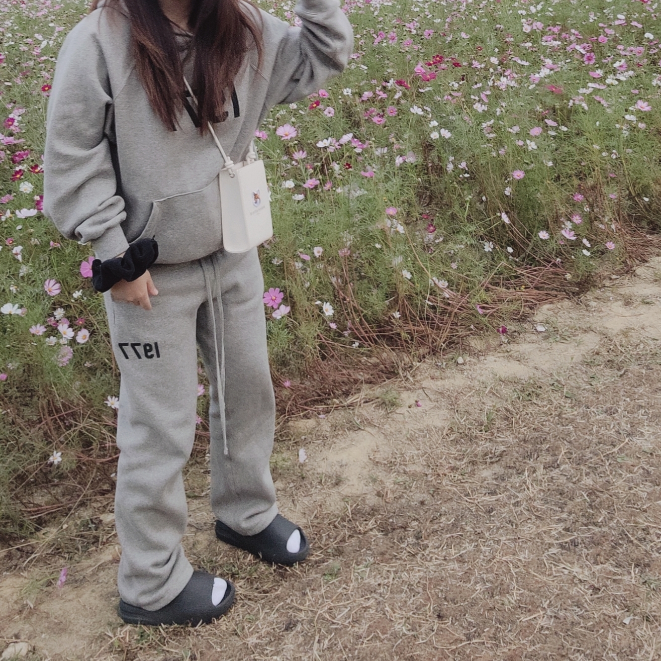 Essentials 1977 Hoodie Dark Oatmeal - 22SS, Essentials 1977 Relaxed Sweatpants Dark Oatmeal - 22SS 착용 스타일 - 2