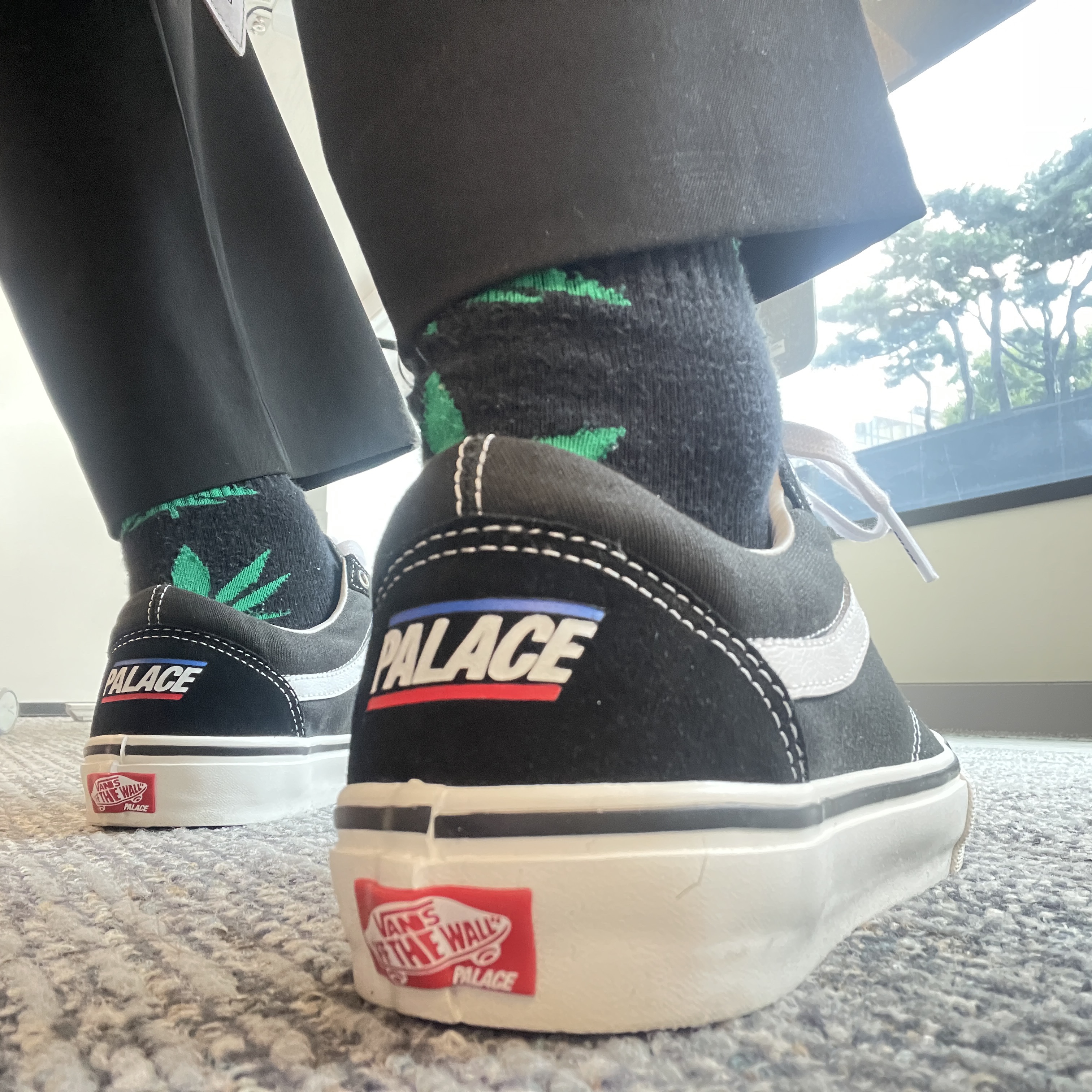 Vans x Palace Skate Old Skool Black White 착용 스타일 - 1