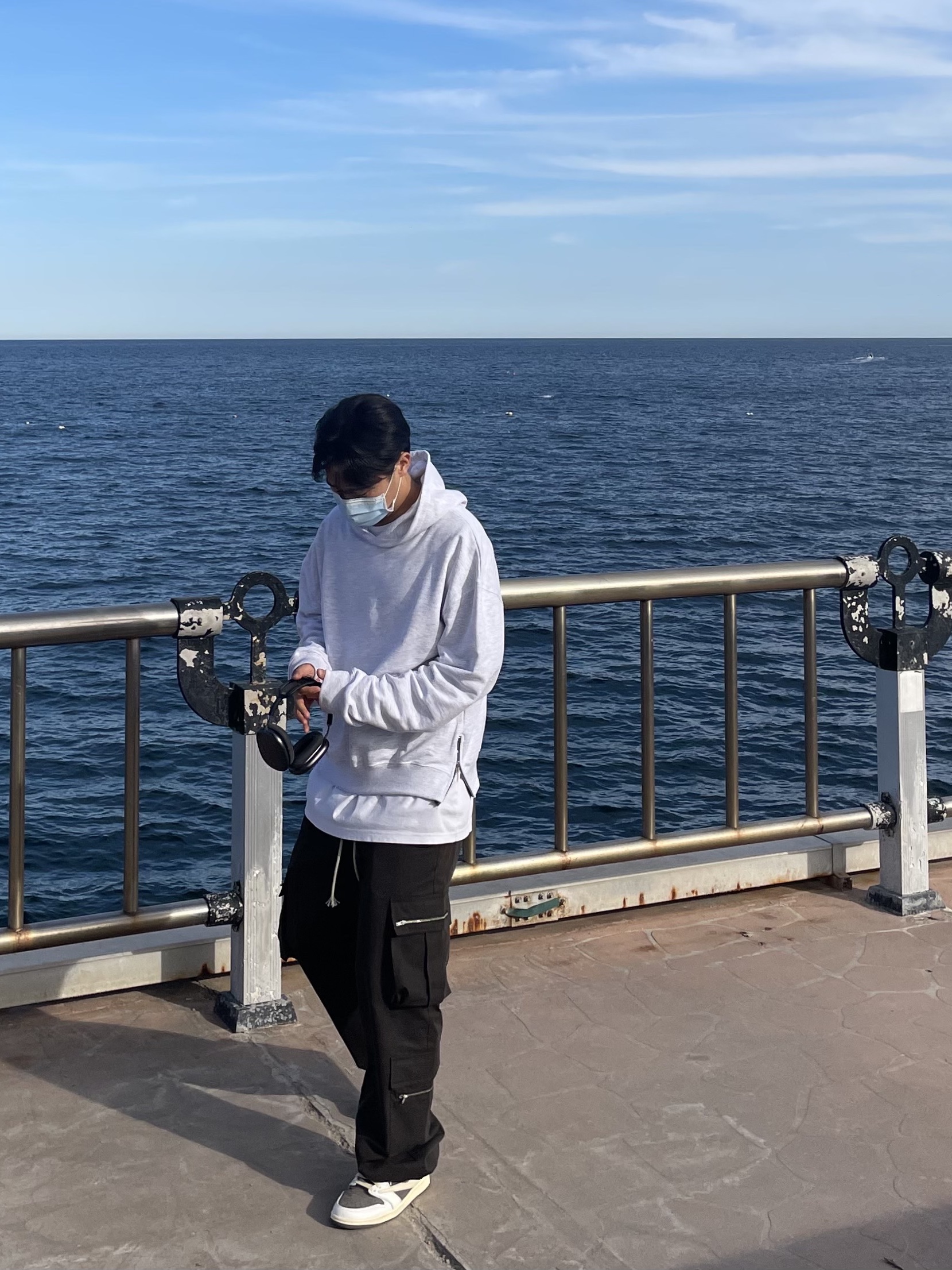 Jordan 1 x Travis Scott Retro Low OG SP Sail and Ridgerock, Apple AirPods Max Lightning Space Gray (Korean Ver.) 착용 스타일