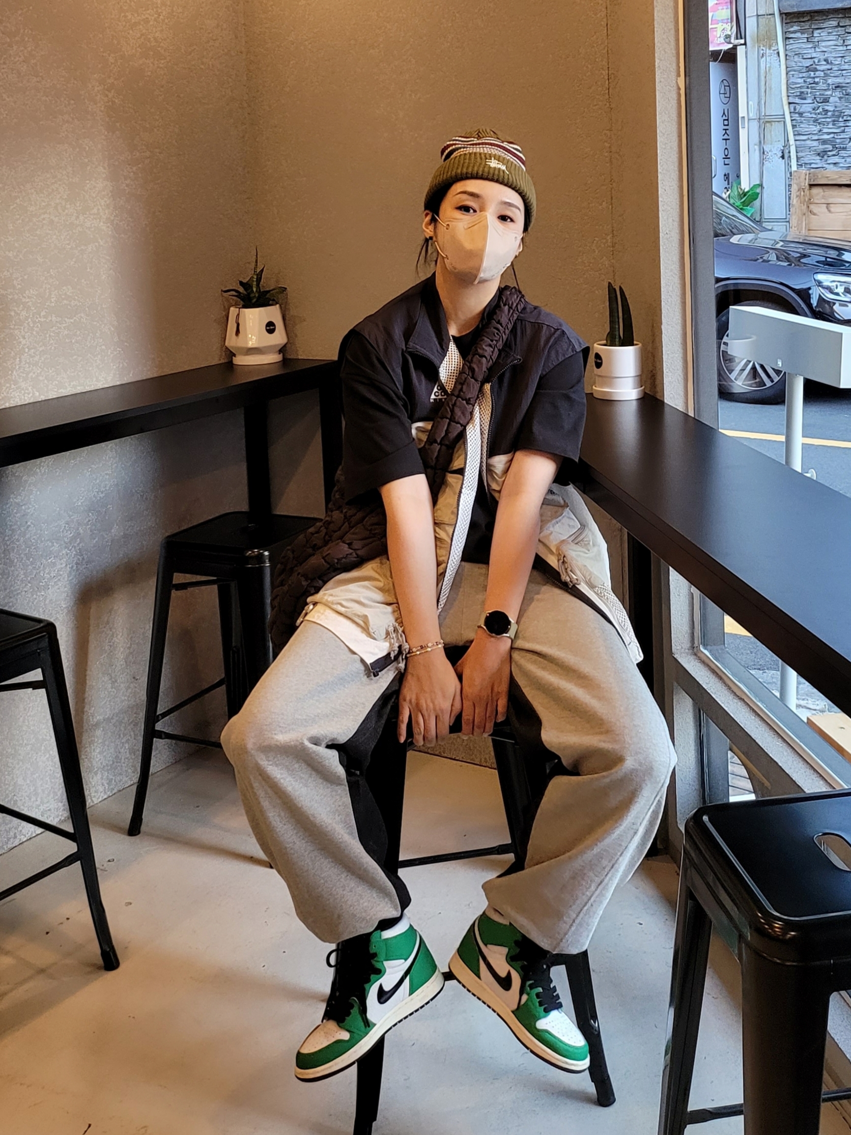 (W) Jordan 1 Retro High OG Lucky Green, COS Quilted Oversized Shoulder Bag Brown 착용 스타일 - 1