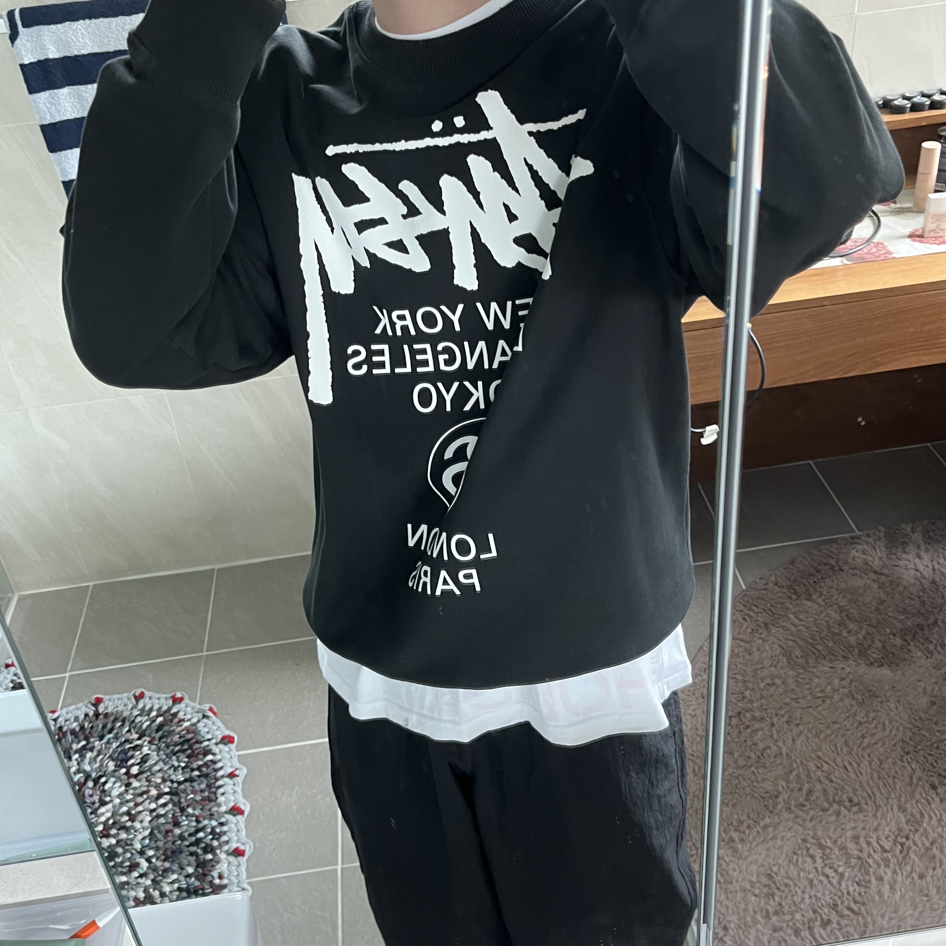 Stussy World Tour Crew Black 2021 착용 스타일 - 1