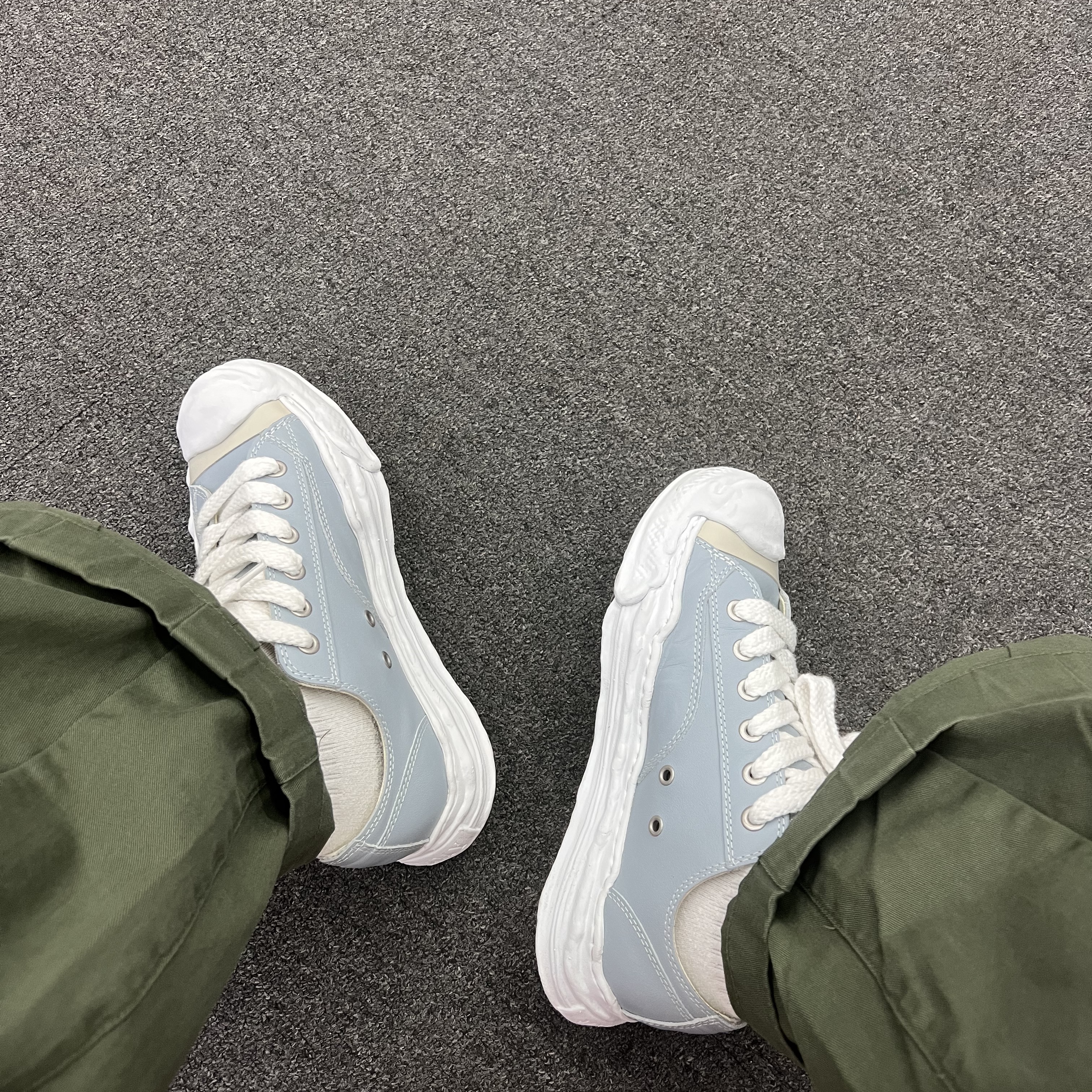 Maison Mihara Yasuhiro Hank OG Sole Leather Low-top Sneakers Gray 착용 스타일