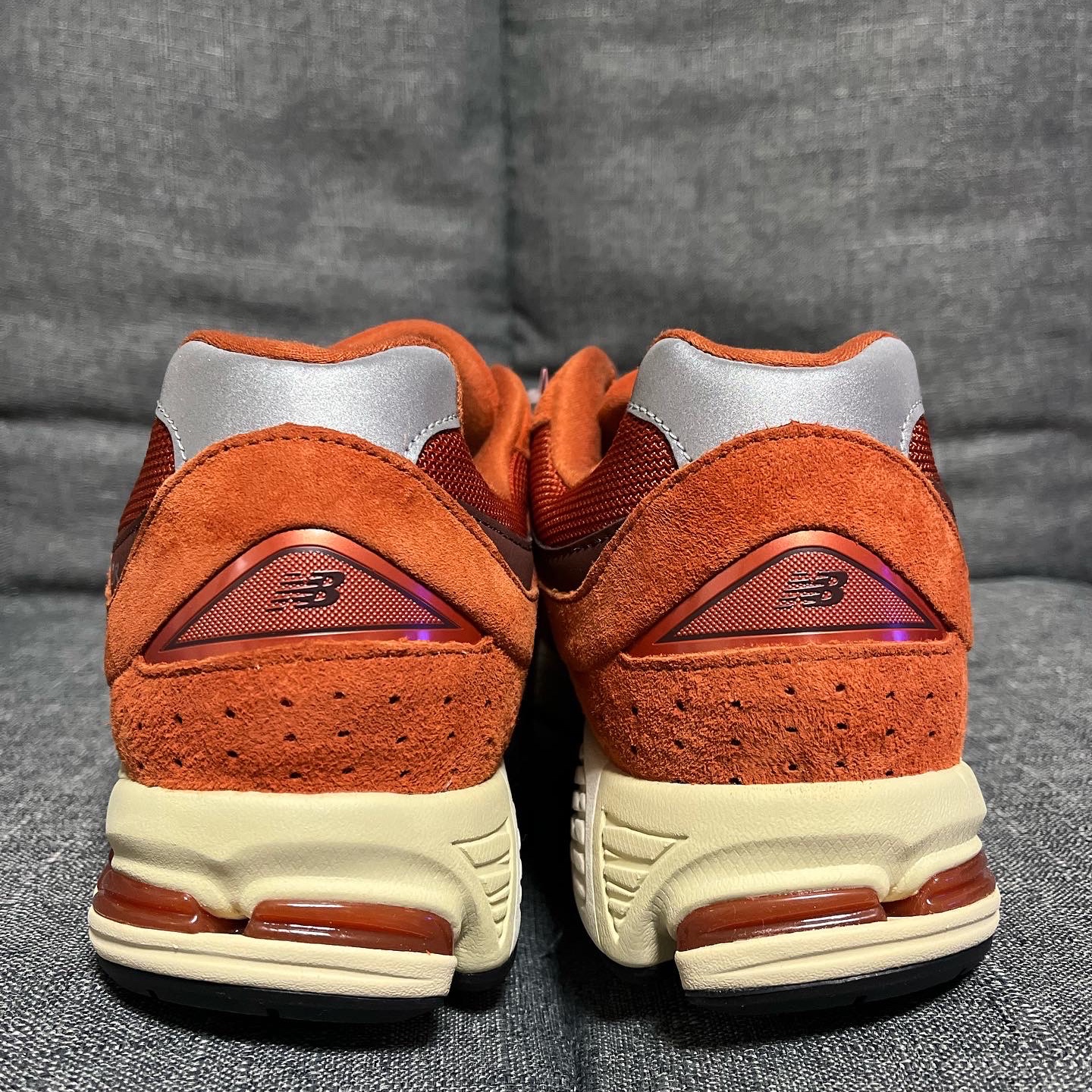 New Balance 2002R Rust Oxide 착용 스타일 - 2