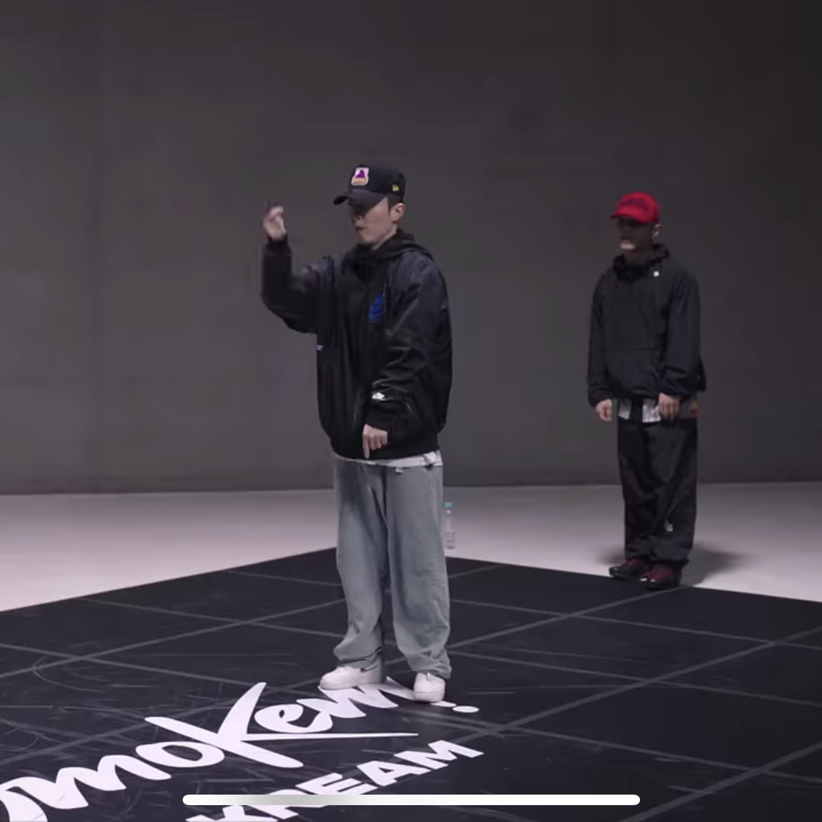 Stussy Basic Stussy Hoodie Black 2022, Nike x Stussy Air Force 1 '07 Mid SP Black and Light Bone 착용 스타일 - 2