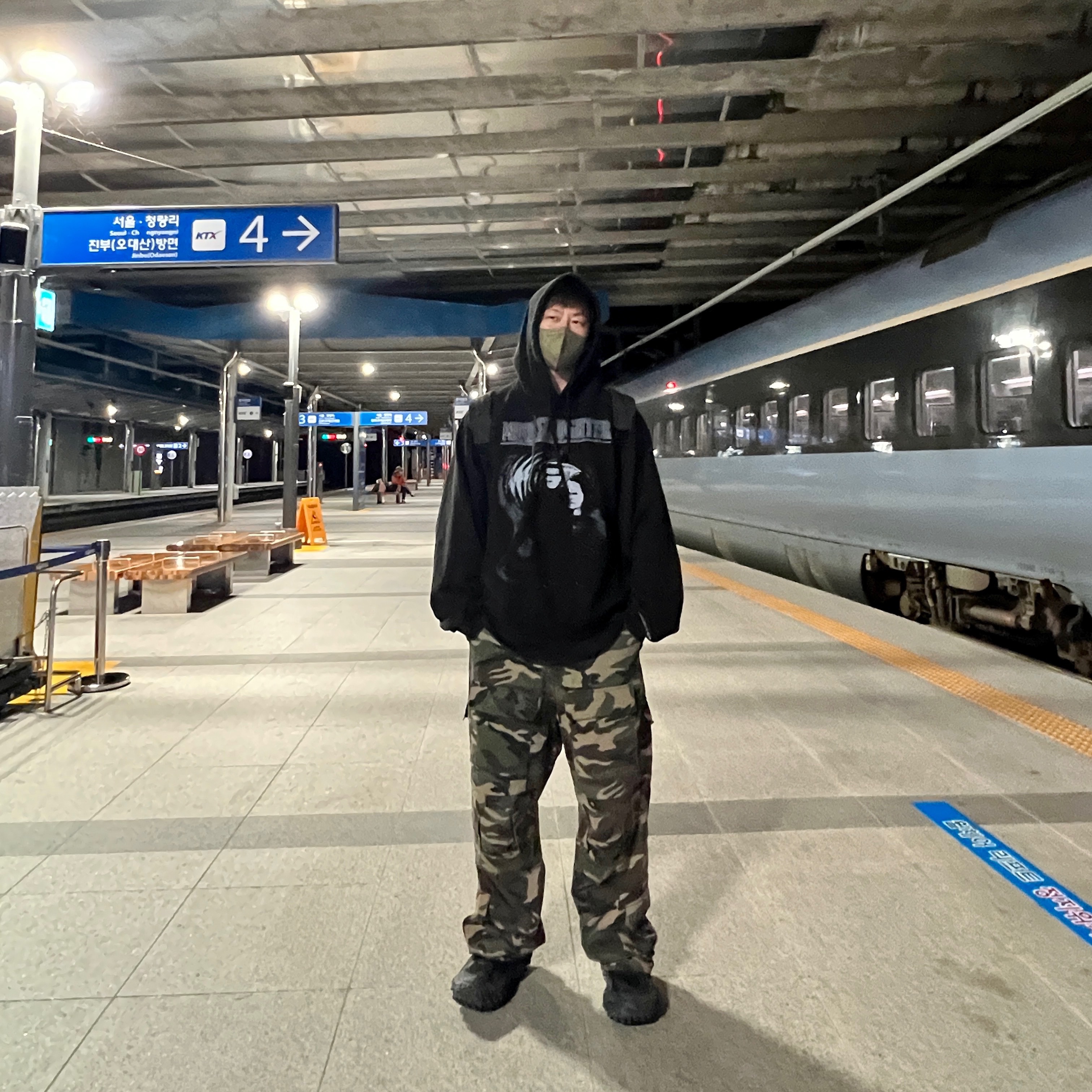 Balenciaga Defender Sneakers Black 착용 스타일 - 2