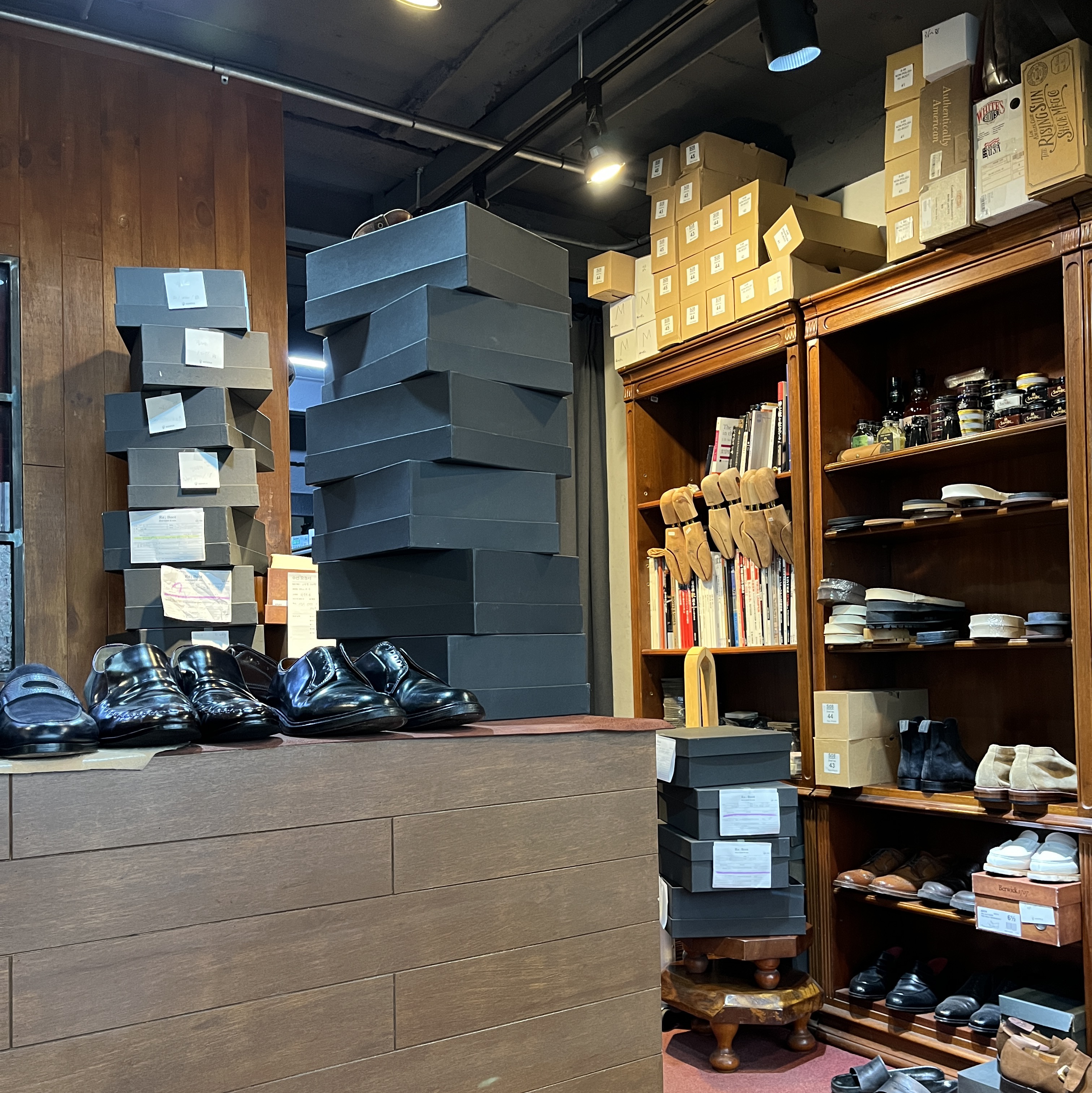 Celine College Teddy Jacket in Fleece Black White, Alden 9901 Cordovan Plain Toe Blucher Oxford Black - D 착용 스타일 - 3