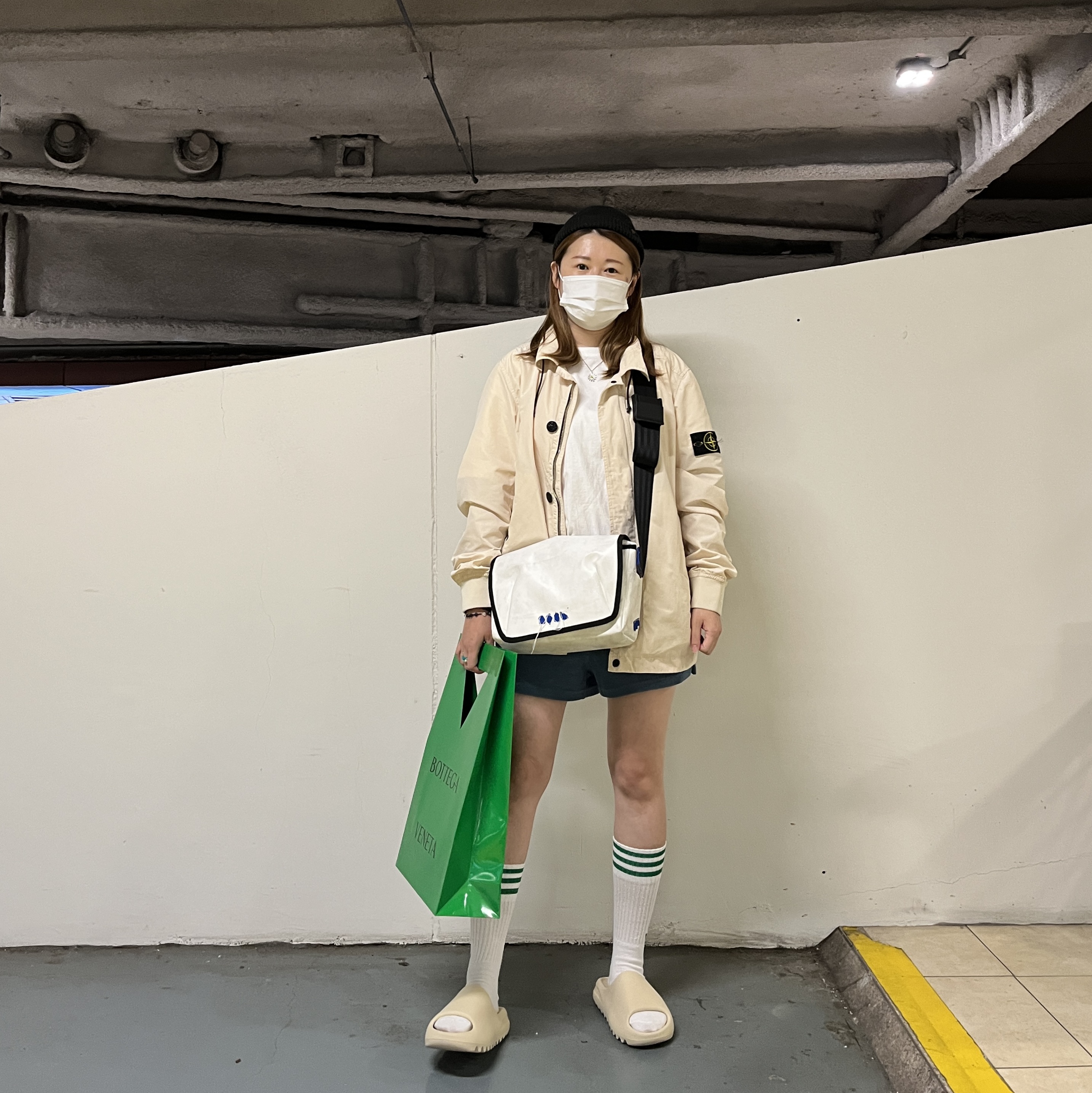 Ader Error Trace Admore Crossbody Bag White, Adidas Yeezy Slide Bone 2022/2023 착용 스타일