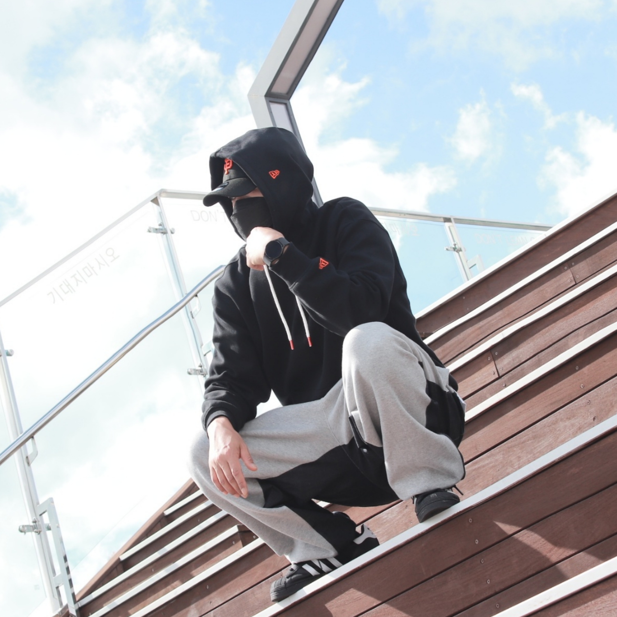 Adidas Superstar Core Black White 착용 스타일 - 1