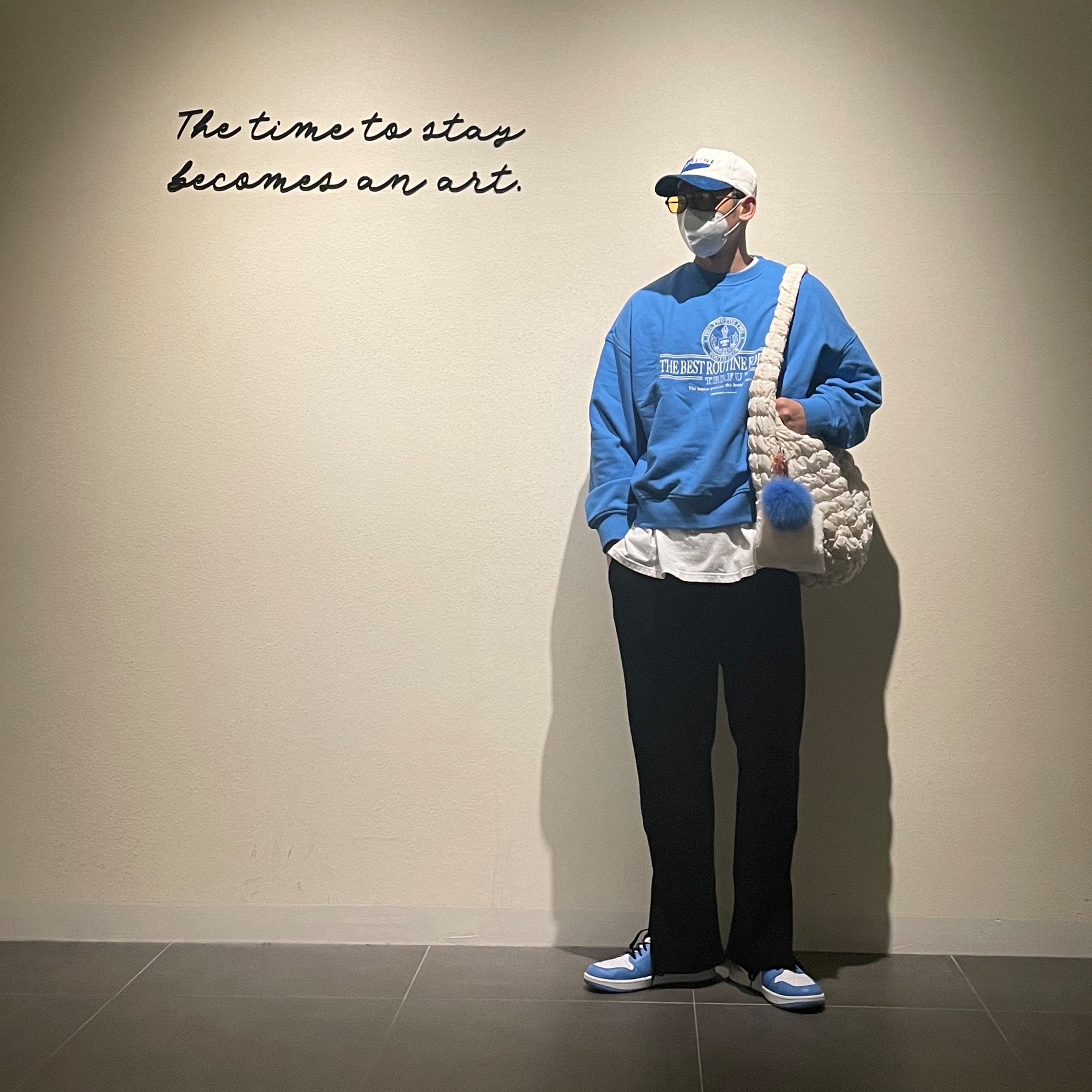 Jordan 1 Low Golf White and University Blue, COS Quilted Oversized Shoulder Bag Off White Light Beige 착용 스타일