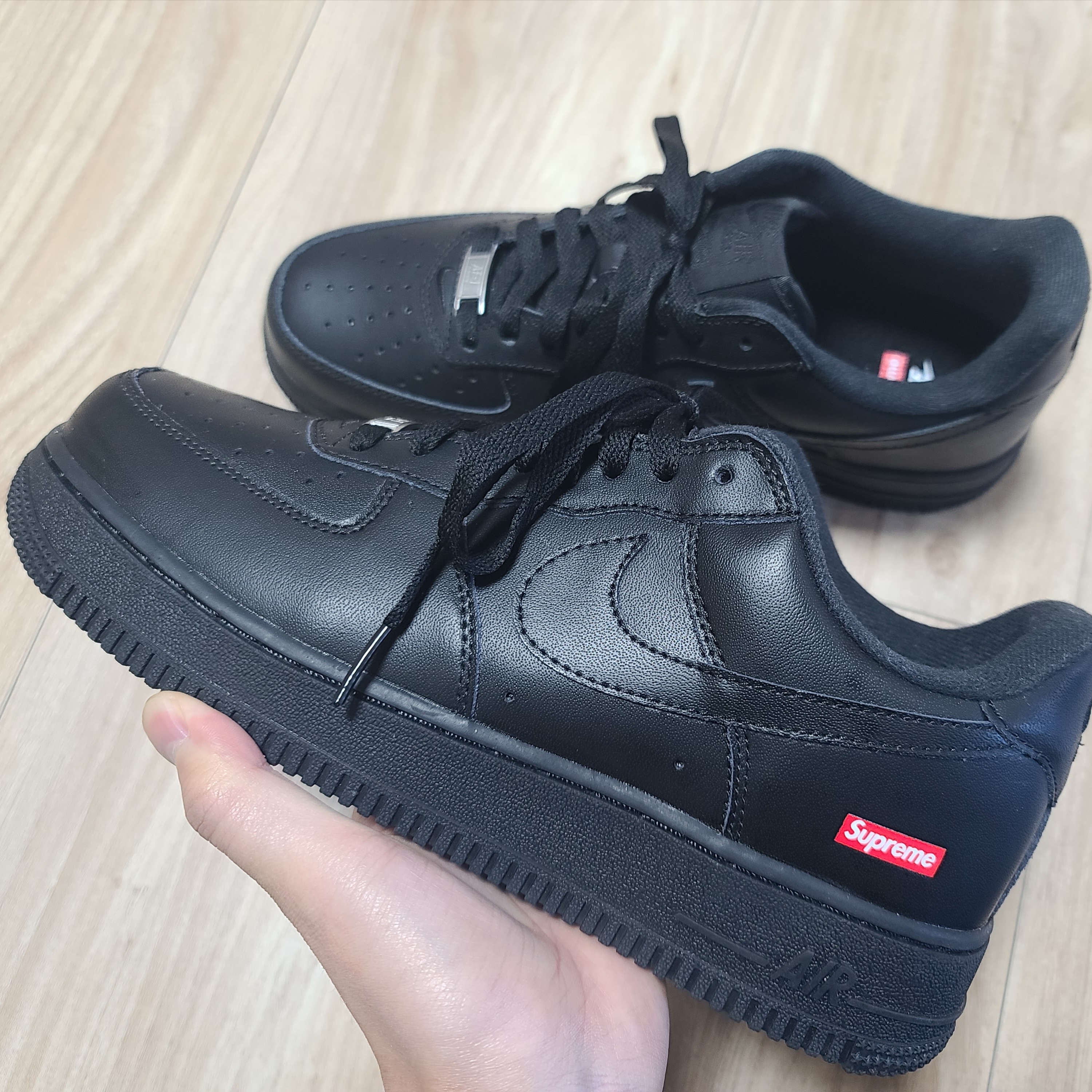 Nike x Supreme Air Force 1 Low Black 착용 스타일 - 2