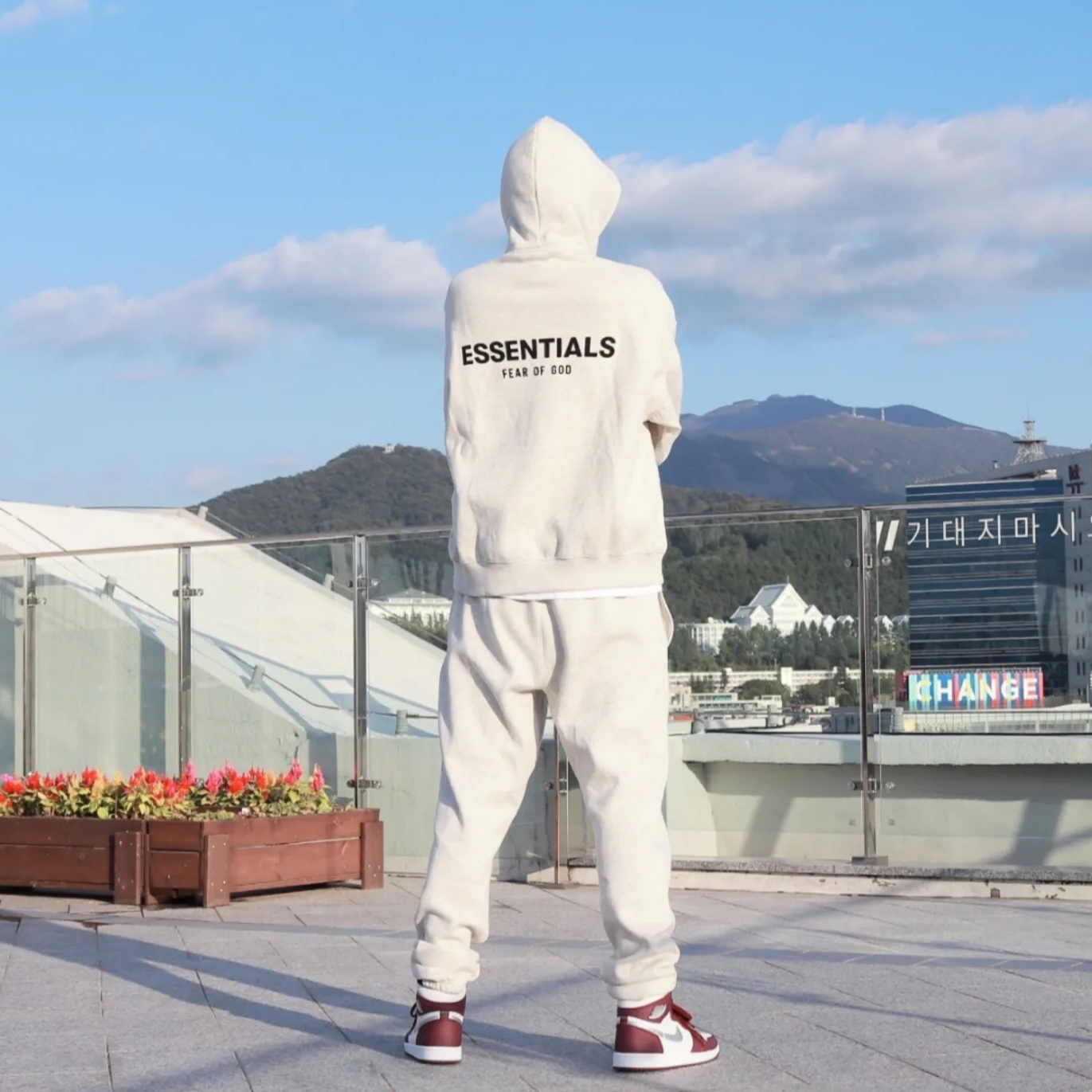 Essentials The Core Collection Hoodie Light Oatmeal, Essentials The Core Collection Sweatpants Light Oatmeal 착용 스타일 - 3